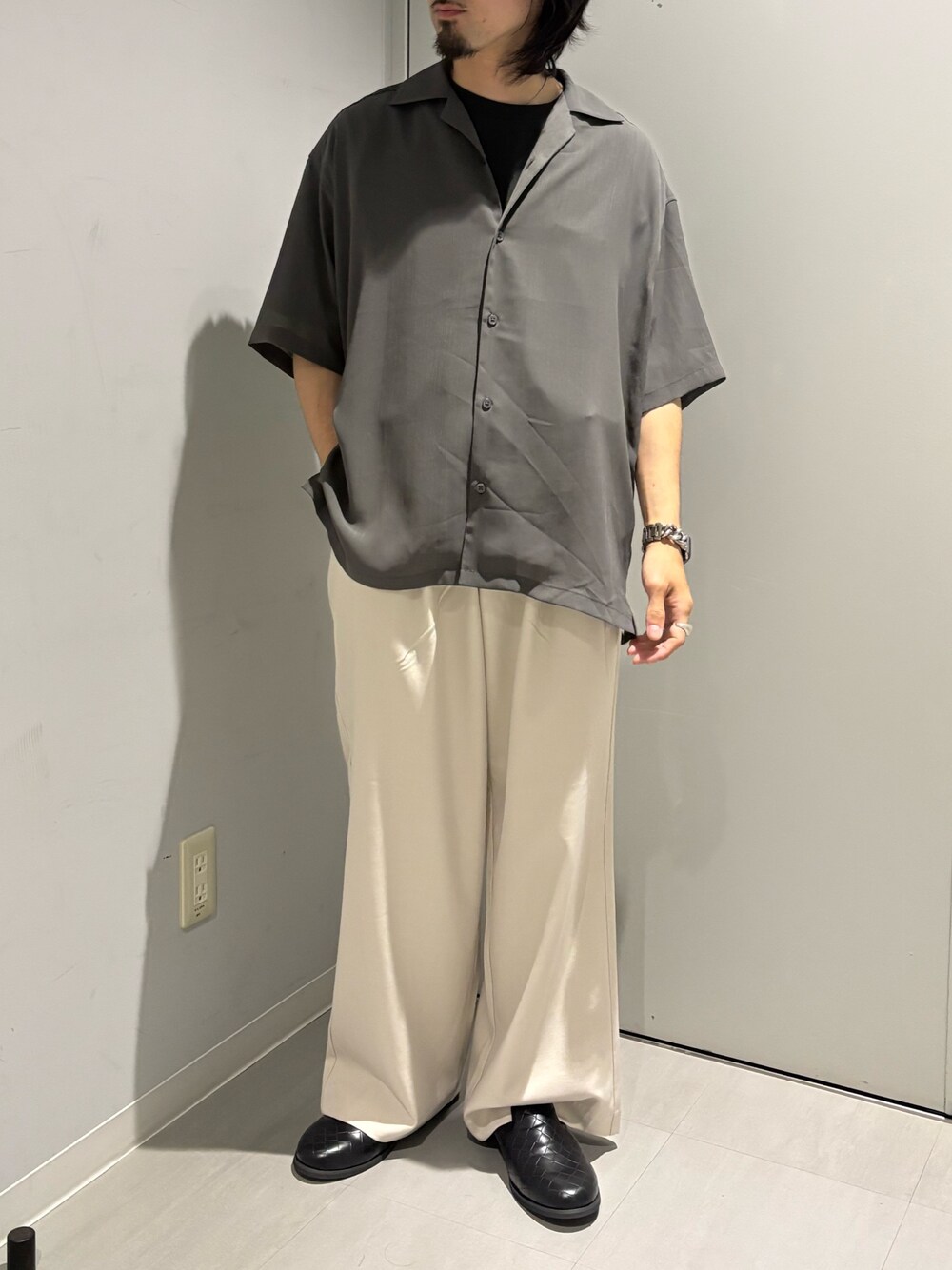 グレー系のシャツ/ブラウス、ベージュ系のその他パンツを着用したメンズの夏コーディネートの1枚目の写真