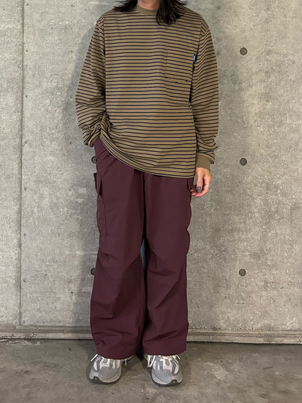 パープル系のその他パンツ、ベージュ系のTシャツ/カットソーを着用したメンズの秋コーディネートの1枚目の写真