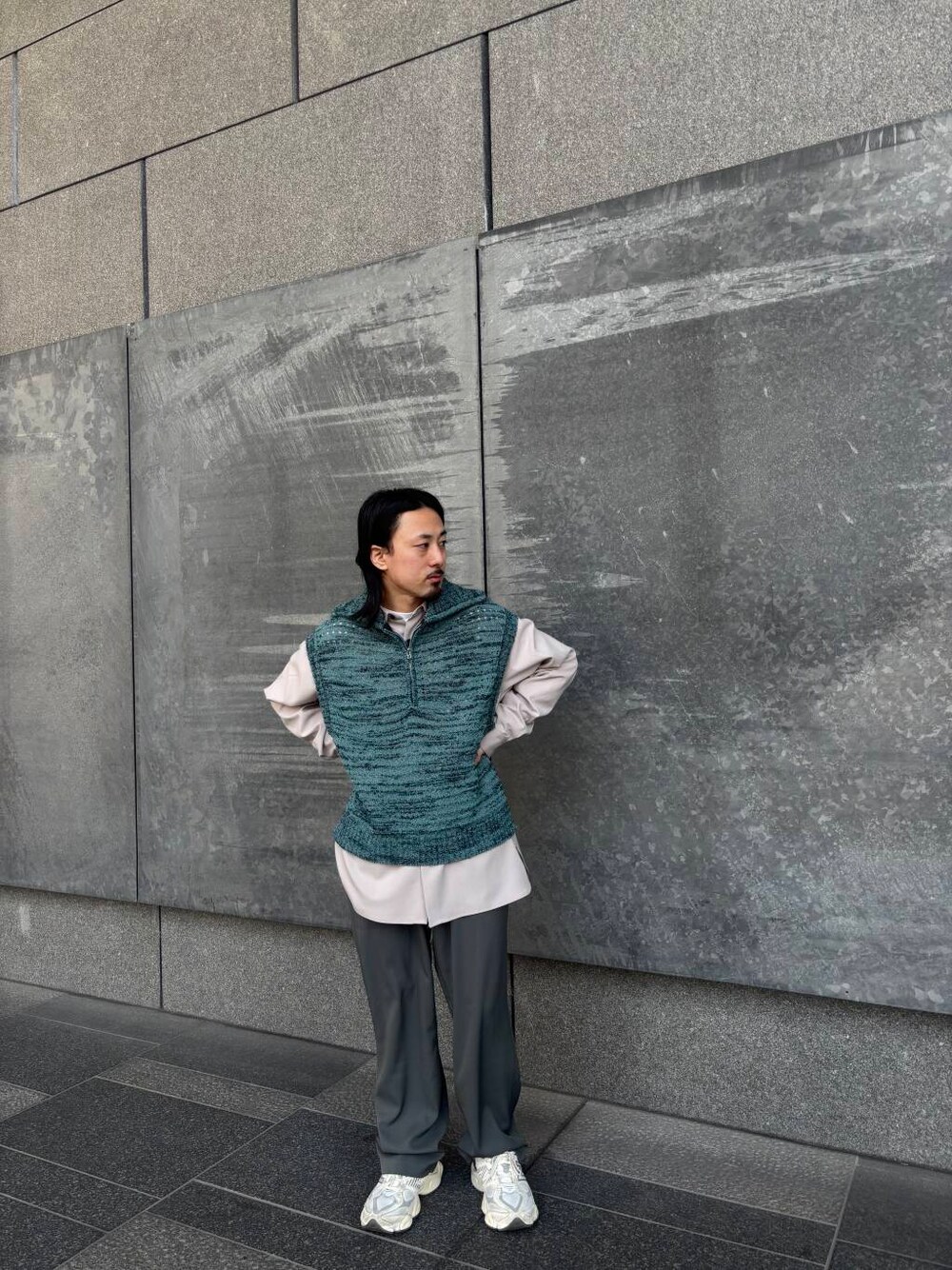 グレー系のその他パンツ、グレー系のシャツ/ブラウス、ブルー系のベストを着用したメンズの冬コーディネートの1枚目の写真