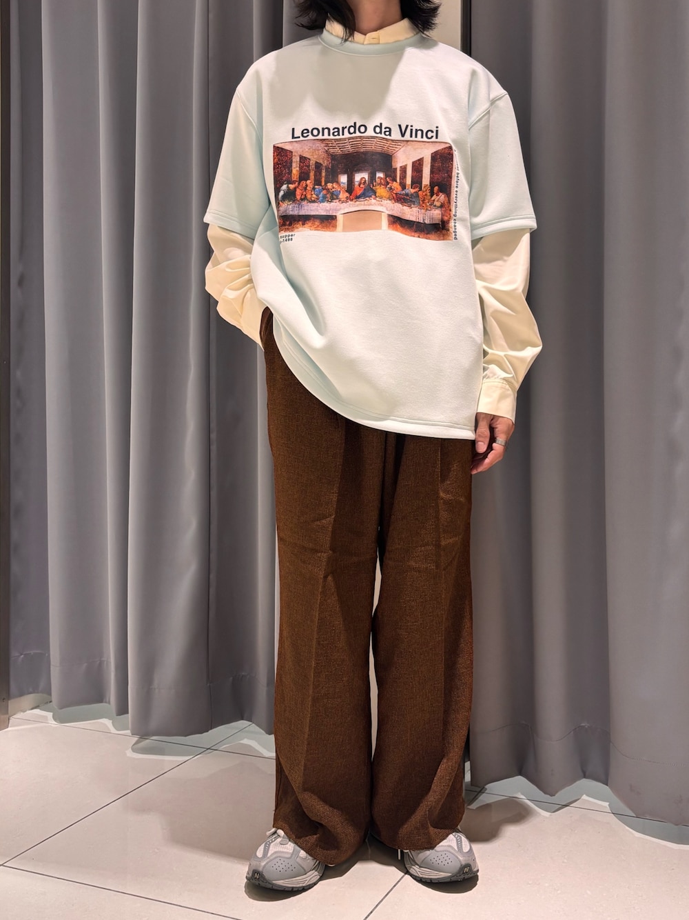 ブラウン系のその他パンツ、ブルー系のTシャツ/カットソーを着用したメンズの秋コーディネートの1枚目の写真