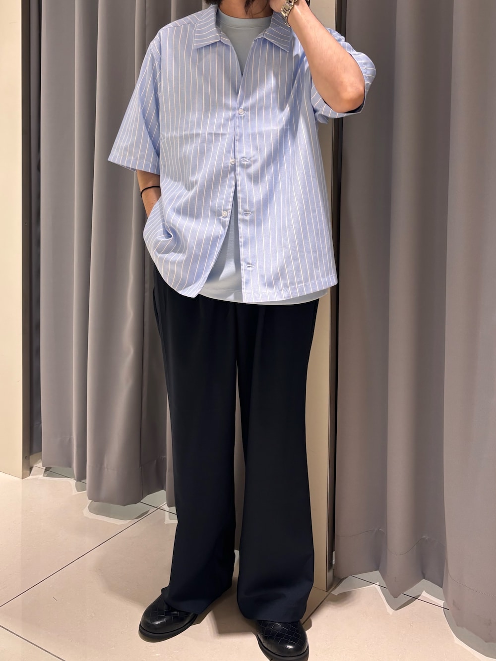 ブルー系のシャツ/ブラウス、ブルー系のその他パンツを着用したメンズの夏コーディネートの1枚目の写真