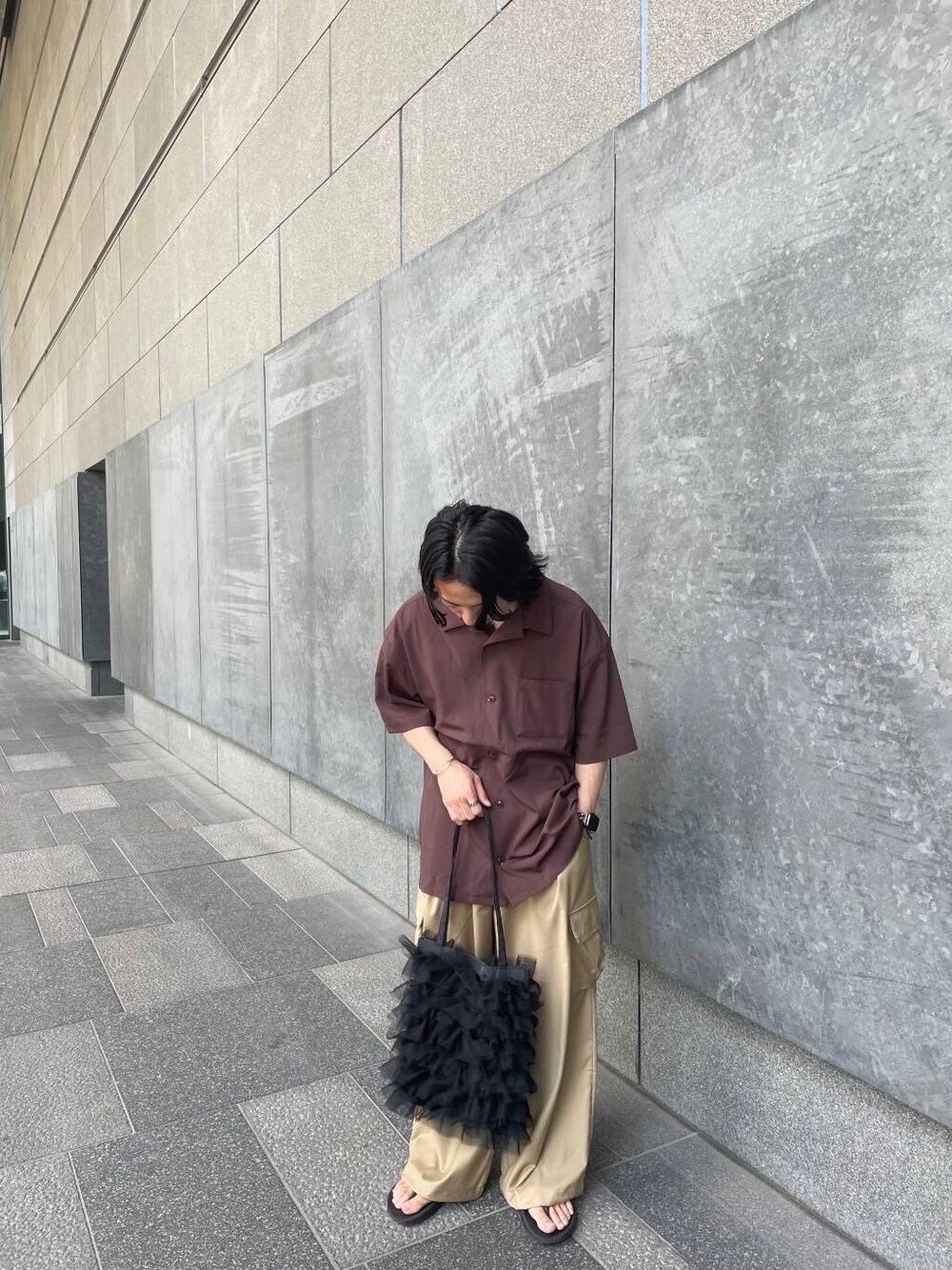 ベージュ系のカーゴパンツ、ブラック系のトートバッグ、ブラウン系のシャツ/ブラウスを着用したメンズの夏コーディネートの1枚目の写真