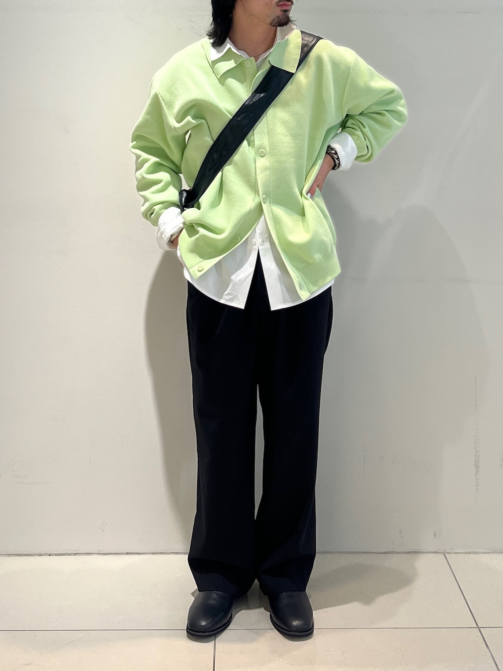 グリーン系のカーディガン/ボレロ、ホワイト系のシャツ/ブラウス、ブラック系のスラックスを着用したメンズの冬コーディネートの1枚目の写真