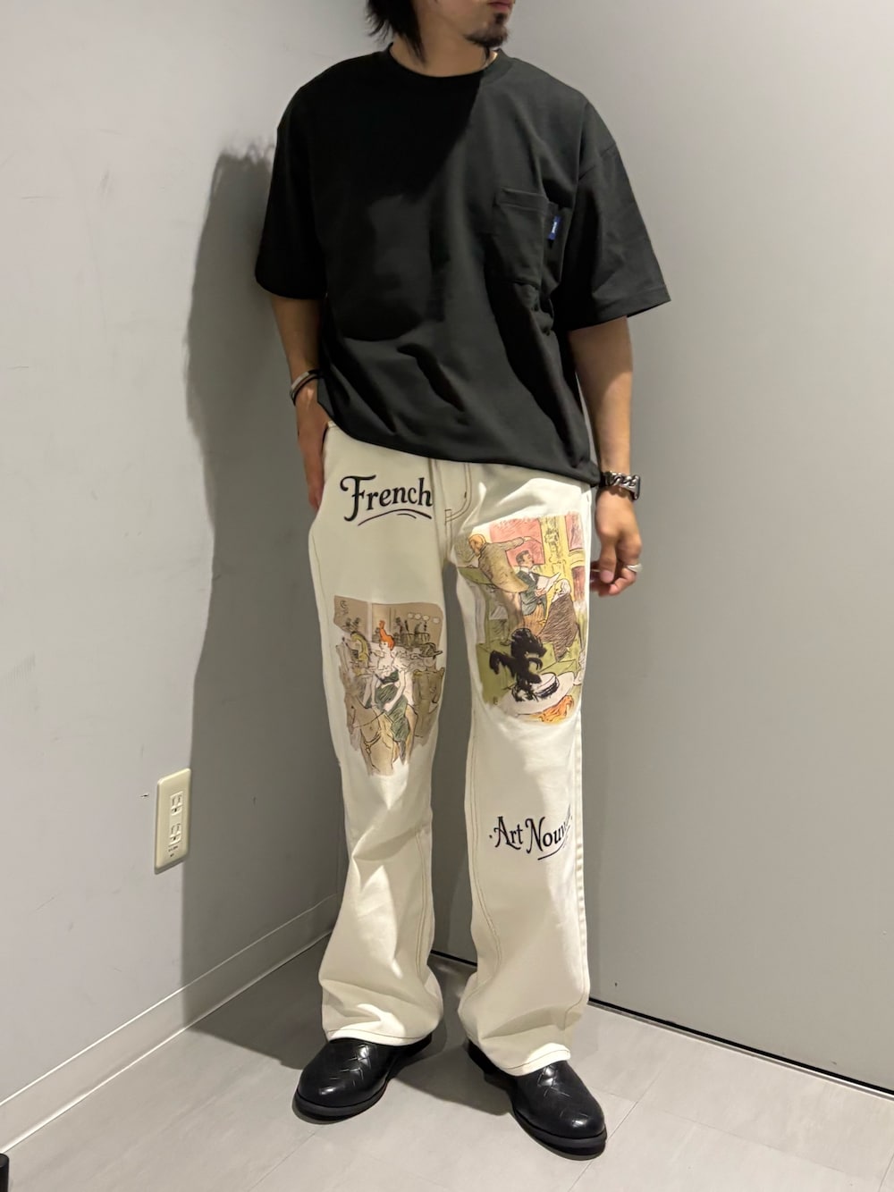 ブラック系のTシャツ/カットソー、ホワイト系のその他パンツを着用したメンズの夏コーディネートの1枚目の写真