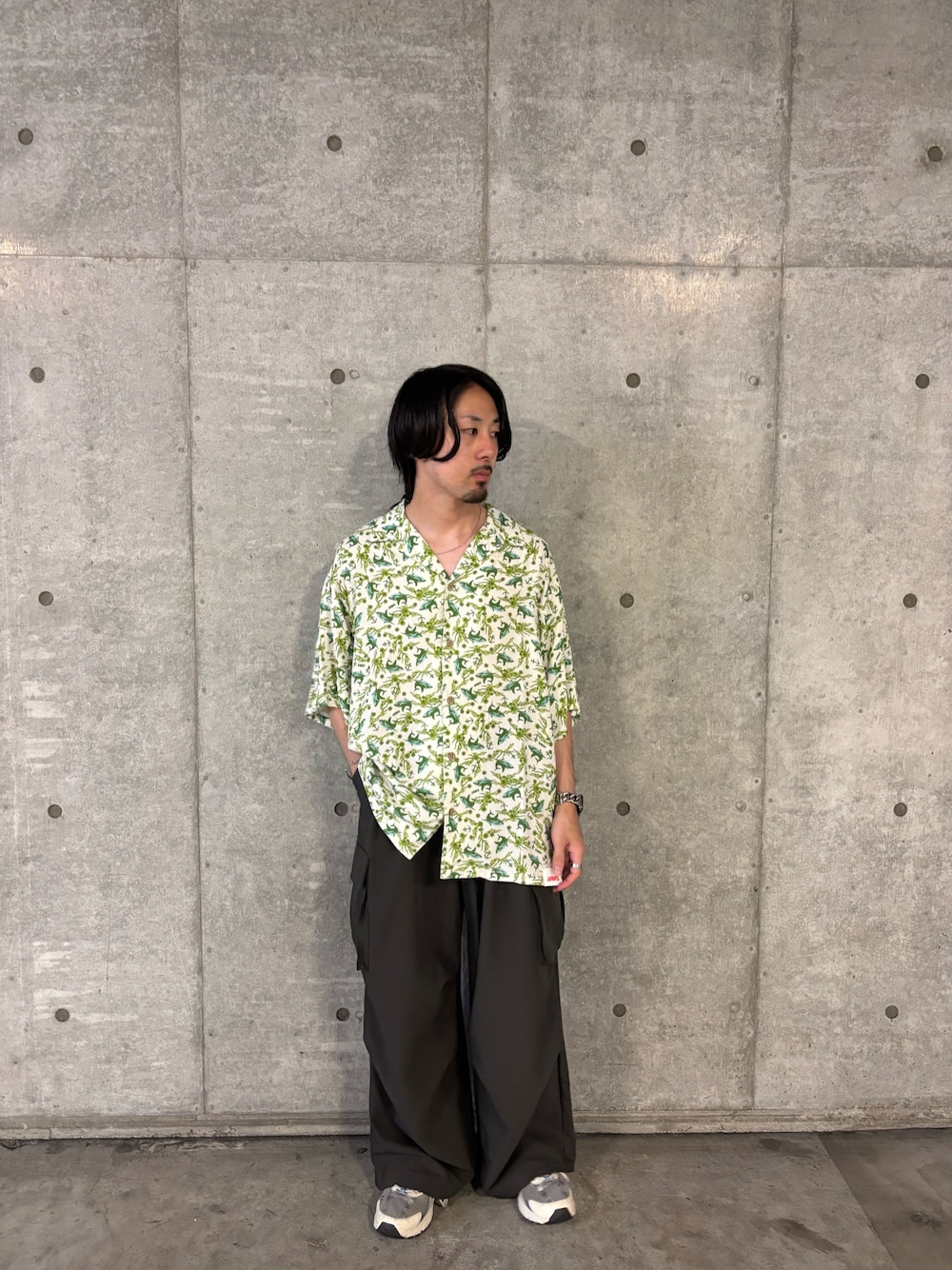 ホワイト系のシャツ/ブラウス、ブラウン系のその他パンツを着用したメンズの秋コーディネートの1枚目の写真