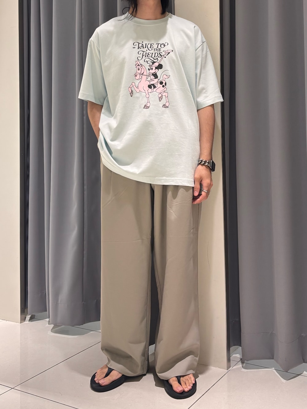 ブルー系のTシャツ/カットソー、ベージュ系のその他パンツを着用したメンズの夏コーディネートの1枚目の写真