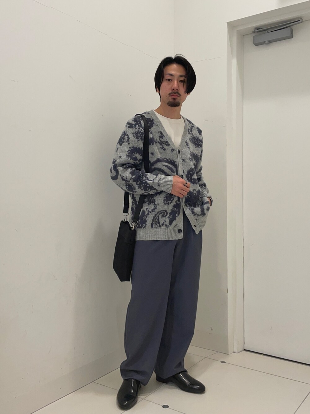 グレー系のカーディガン/ボレロ、ブルー系のその他パンツを着用したメンズの冬コーディネートの1枚目の写真