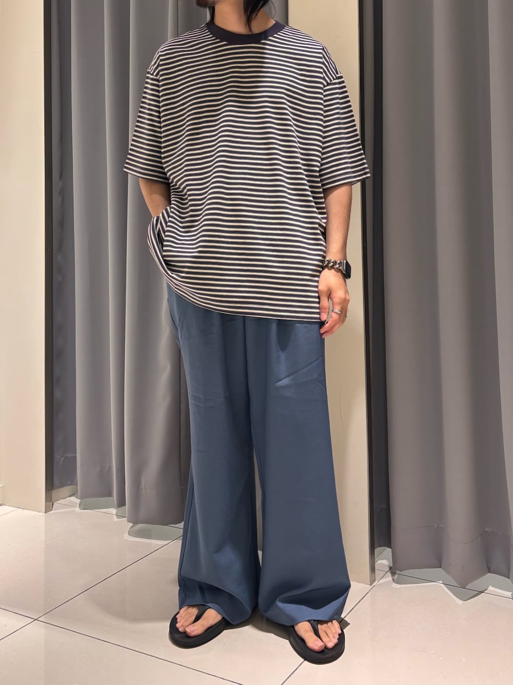 ブルー系のTシャツ/カットソー、ブルー系のその他パンツを着用したメンズの夏コーディネートの1枚目の写真