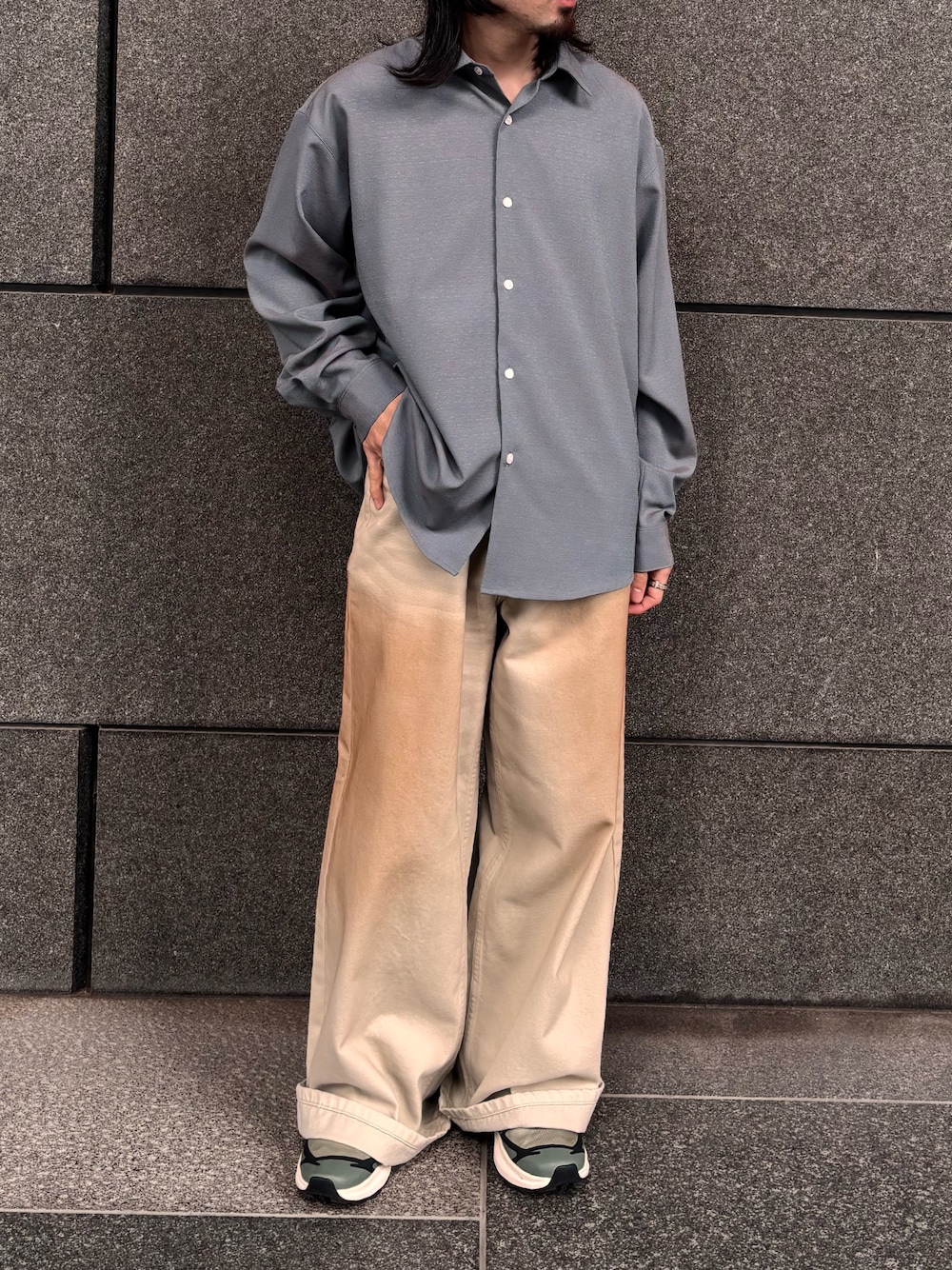 グリーン系のデニムパンツ、ブルー系のシャツ/ブラウスを着用したメンズの春コーディネートの1枚目の写真