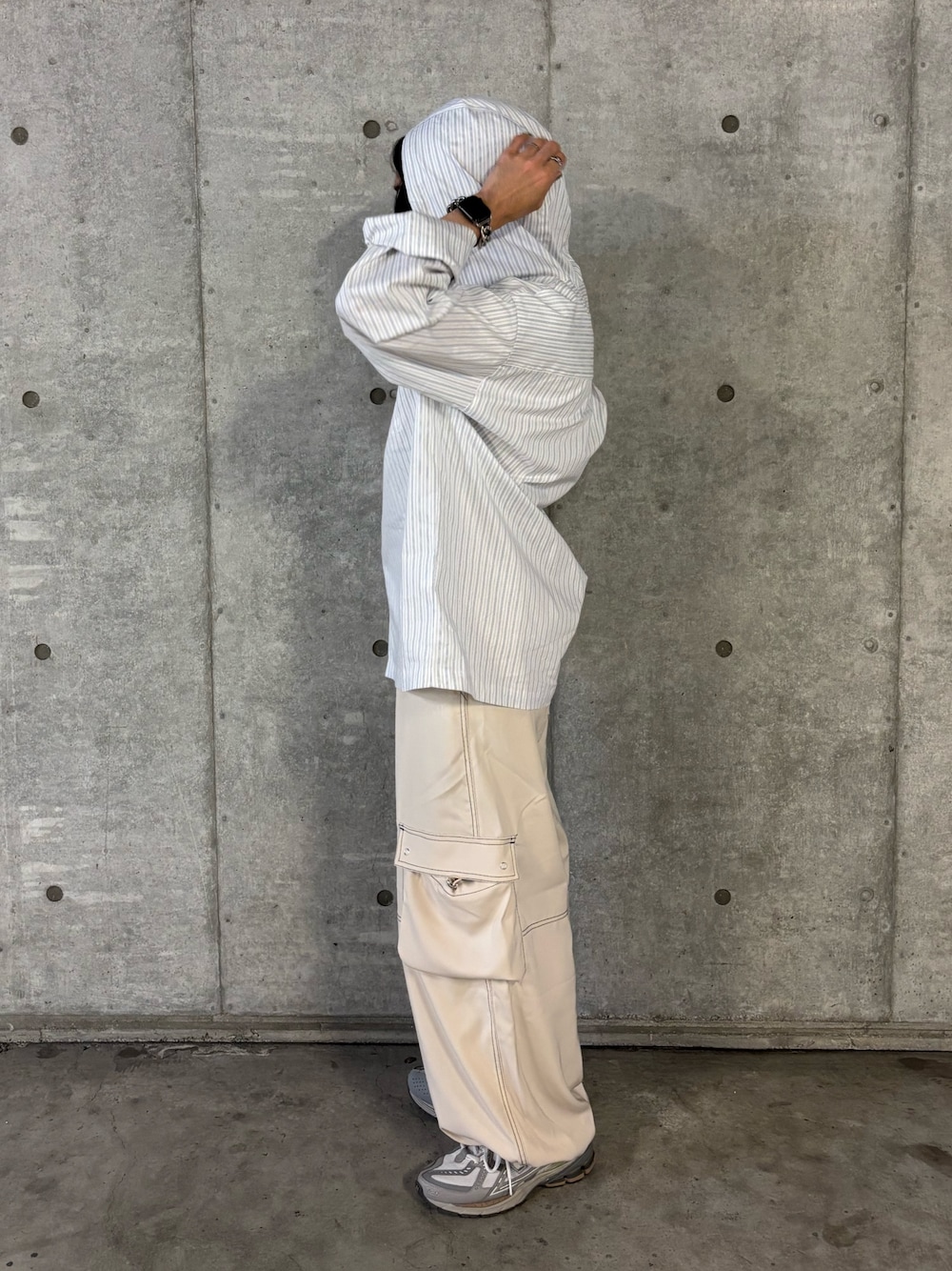 ホワイト系のシャツ/ブラウス、ホワイト系のその他パンツを着用したメンズの秋コーディネートの1枚目の写真