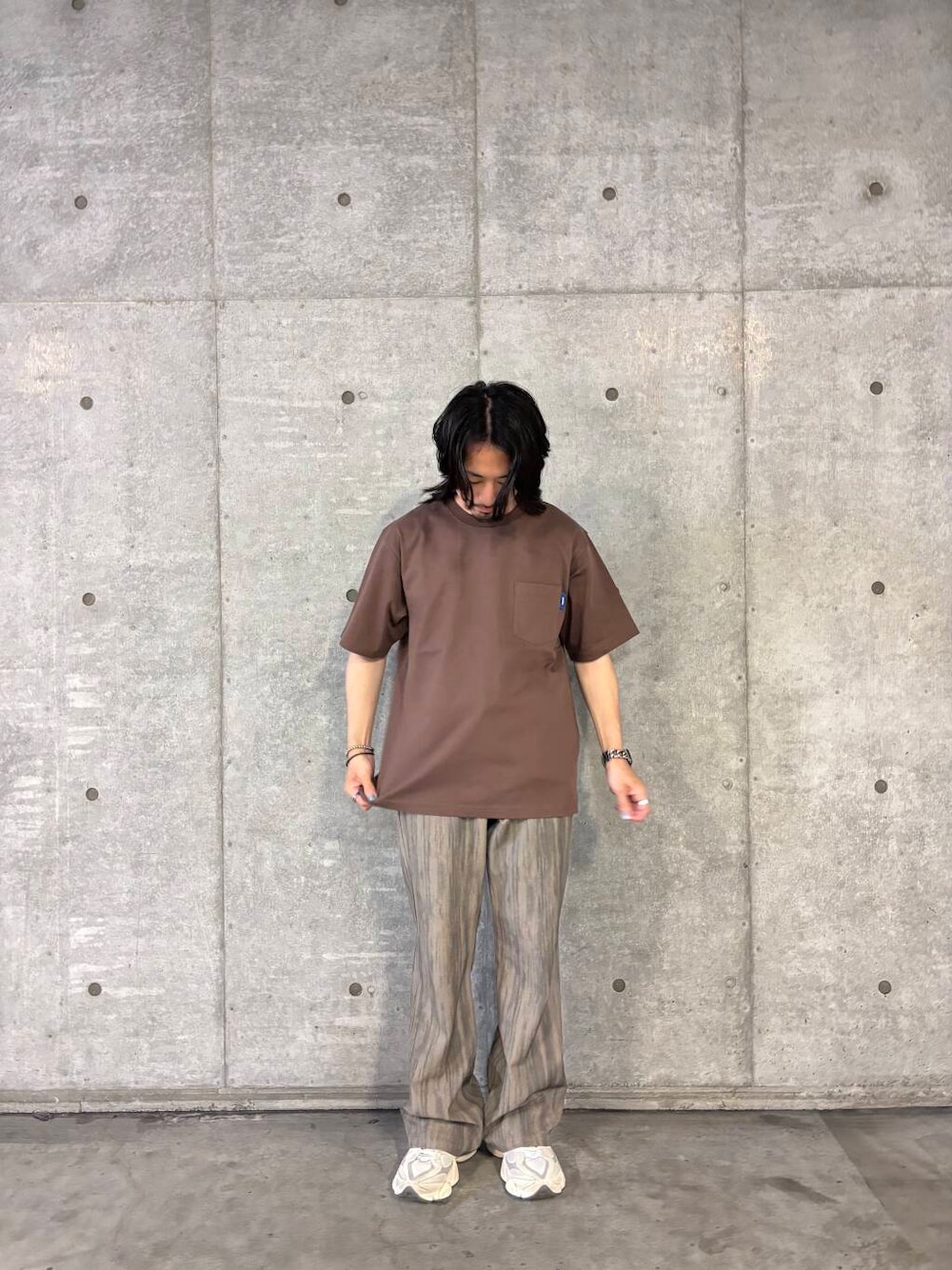 ブラウン系のTシャツ/カットソー、ベージュ系のその他パンツを着用したメンズの夏コーディネートの1枚目の写真