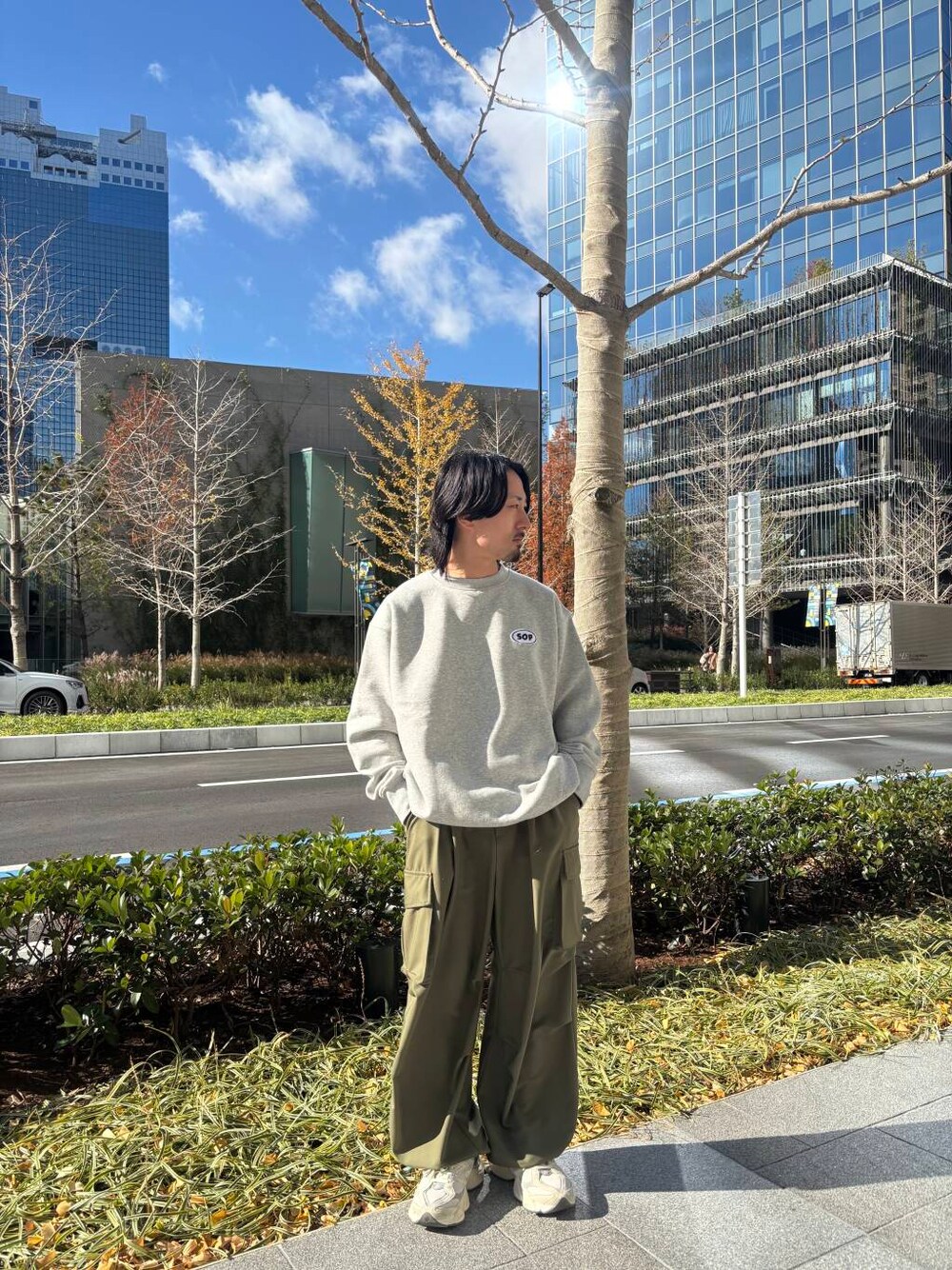 グレー系のスウェット、グリーン系のその他パンツを着用したメンズの冬コーディネートの1枚目の写真