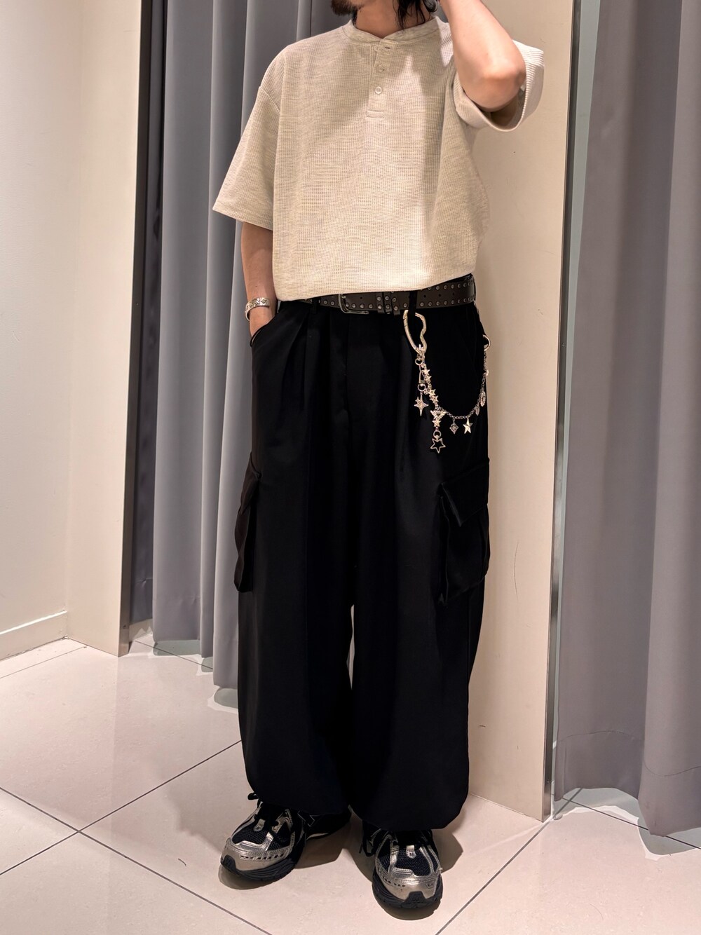 ブラック系のその他パンツ、グレー系のTシャツ/カットソーを着用したメンズの夏コーディネートの1枚目の写真