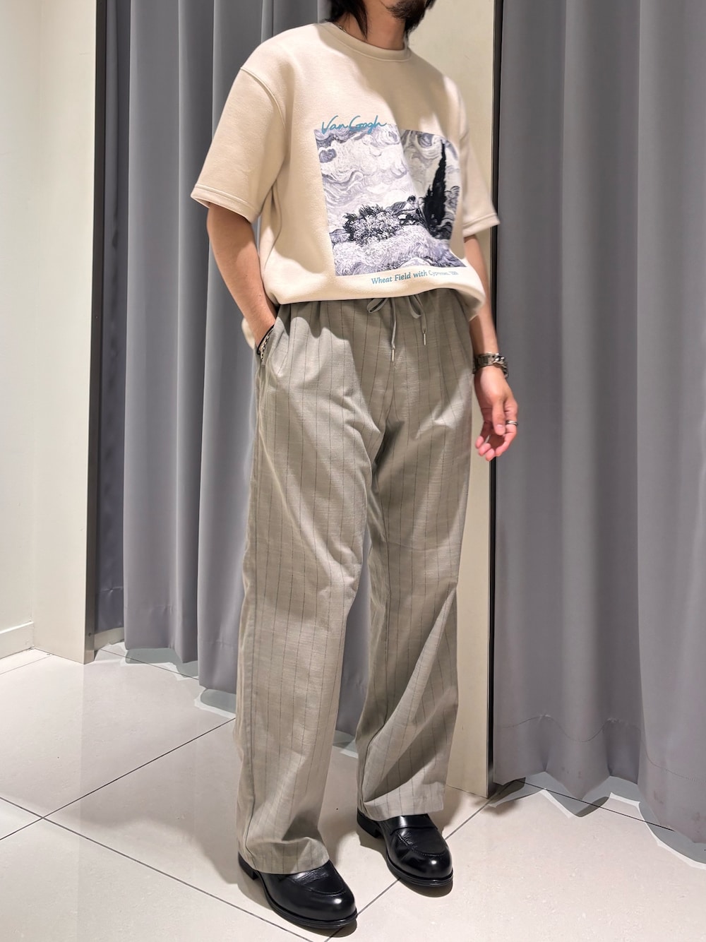 ベージュ系のTシャツ/カットソー、グレー系のその他パンツを着用したメンズの夏コーディネートの1枚目の写真