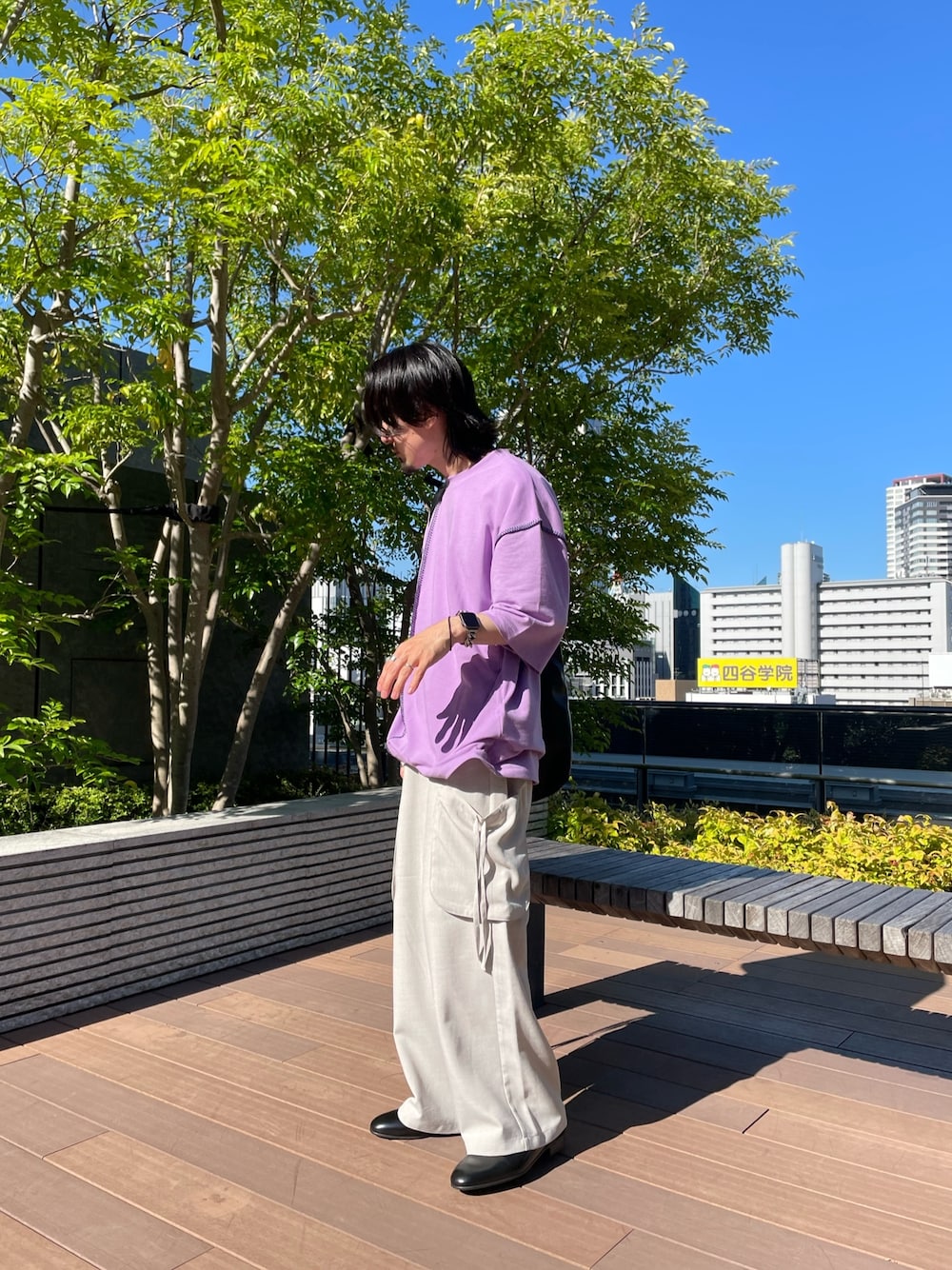 ベージュ系のその他パンツ、パープル系のTシャツ/カットソーを着用したメンズの夏コーディネートの1枚目の写真