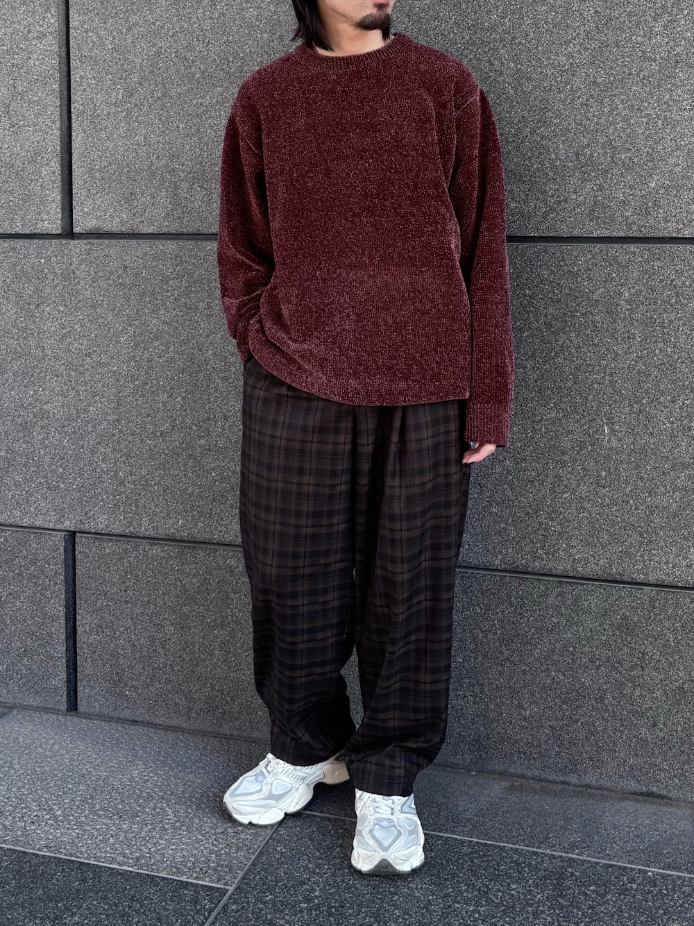 ブラウン系のニット/セーター、ブラウン系のその他パンツを着用したメンズの冬コーディネートの1枚目の写真
