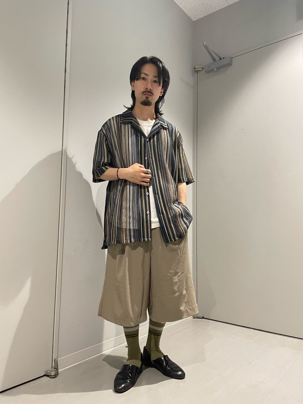 その他のシャツ/ブラウス、ベージュ系のその他パンツを着用したメンズの夏コーディネートの1枚目の写真