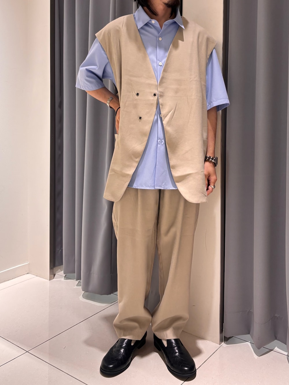 ブルー系のシャツ/ブラウス、ベージュ系のその他パンツ、ベージュ系のダウンベストを着用したメンズの夏コーディネートの1枚目の写真