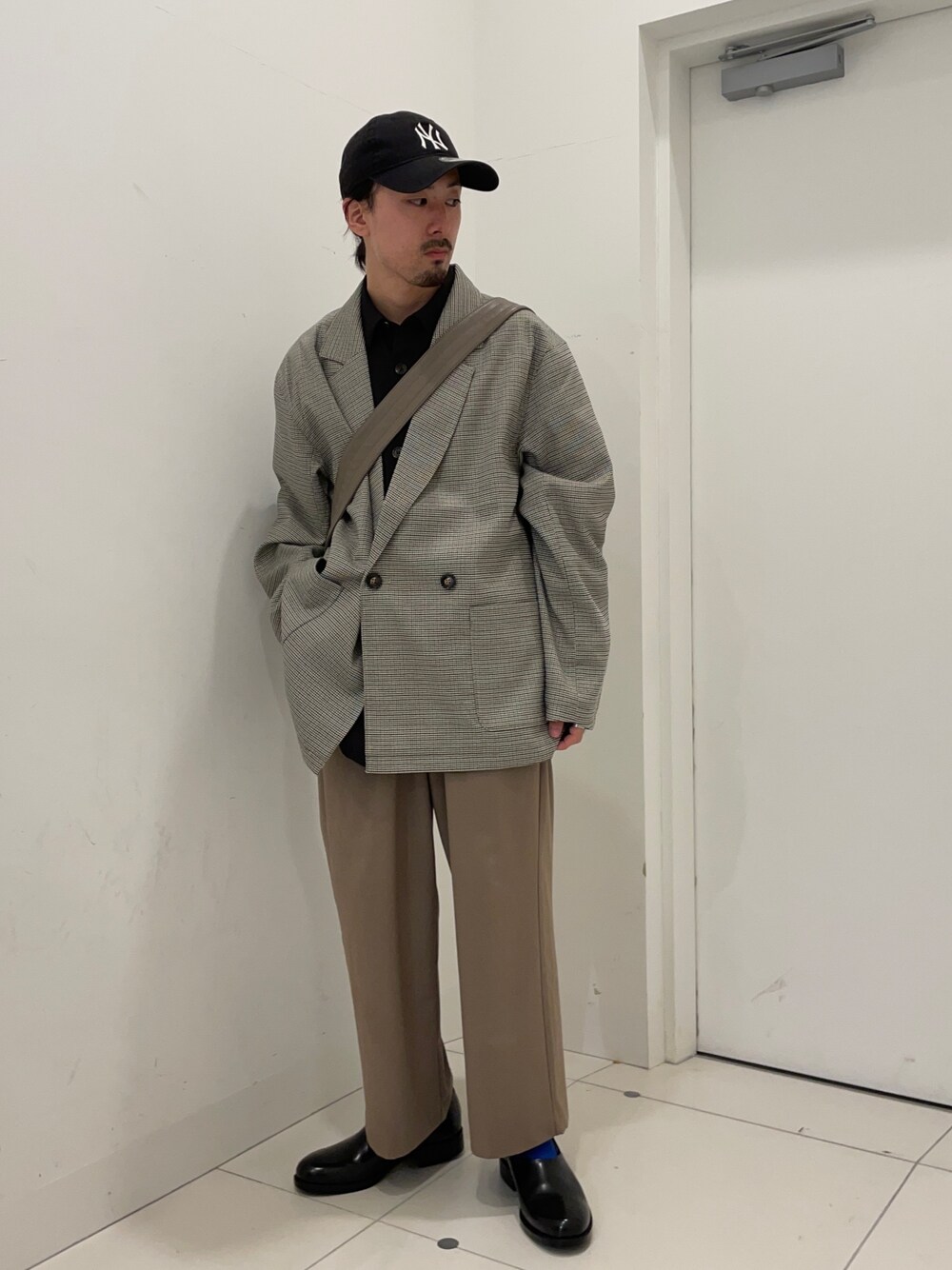 その他のその他アウター、ブラウン系のシャツ/ブラウスを着用したメンズの秋コーディネートの1枚目の写真