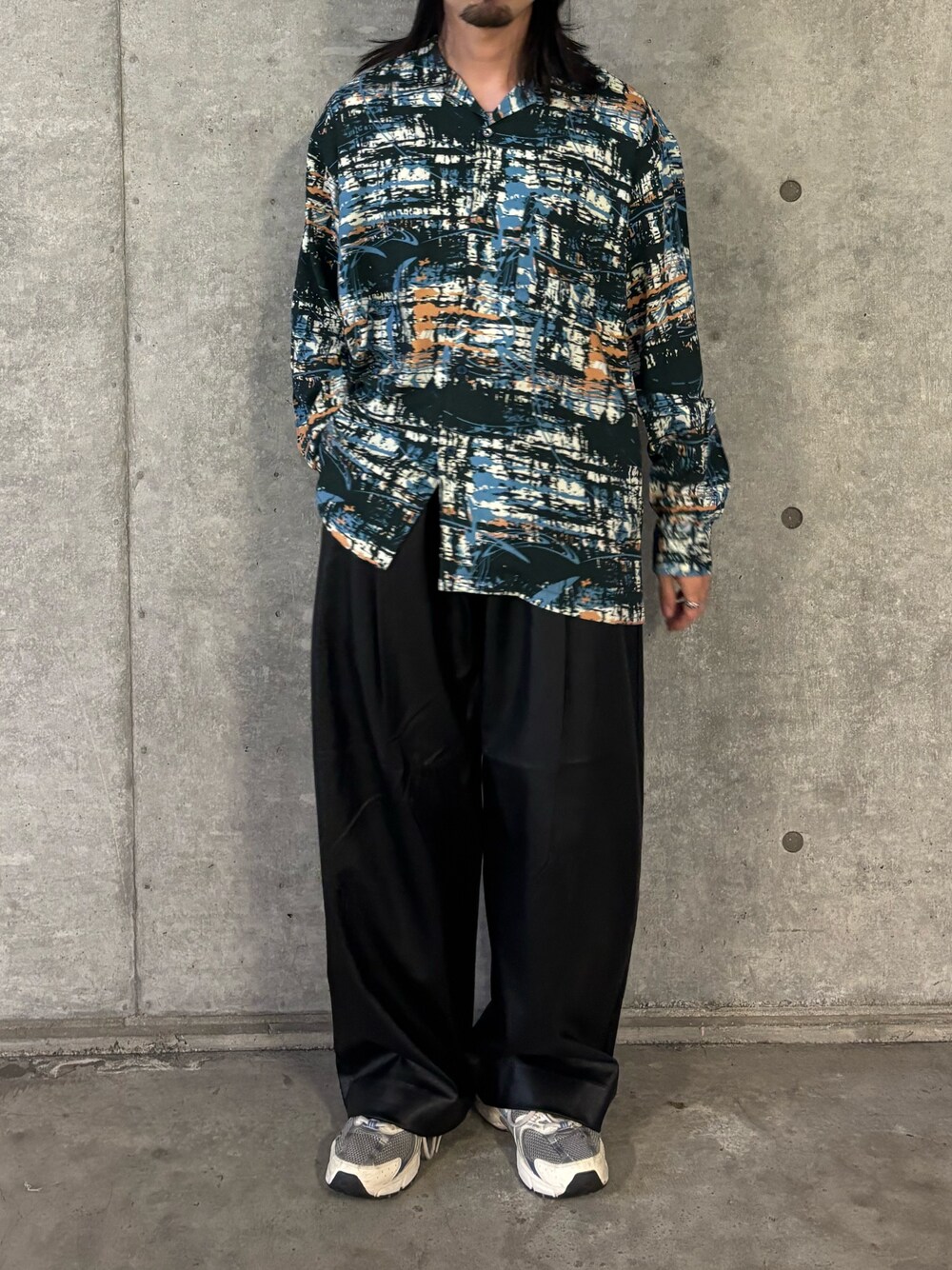 ブラック系のその他パンツ、ブルー系のシャツ/ブラウスを着用したメンズの秋コーディネートの1枚目の写真