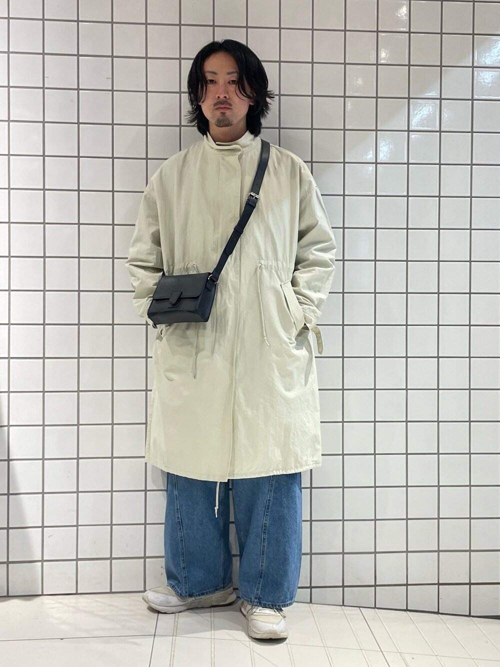 ホワイト系のその他アウター、ホワイト系のデニムパンツ、ブラック系のショルダーバッグを着用したメンズの春コーディネートの1枚目の写真