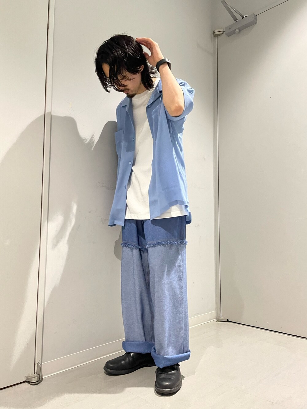 ブルー系のシャツ/ブラウス、ブルー系のデニムパンツを着用したメンズの夏コーディネートの1枚目の写真