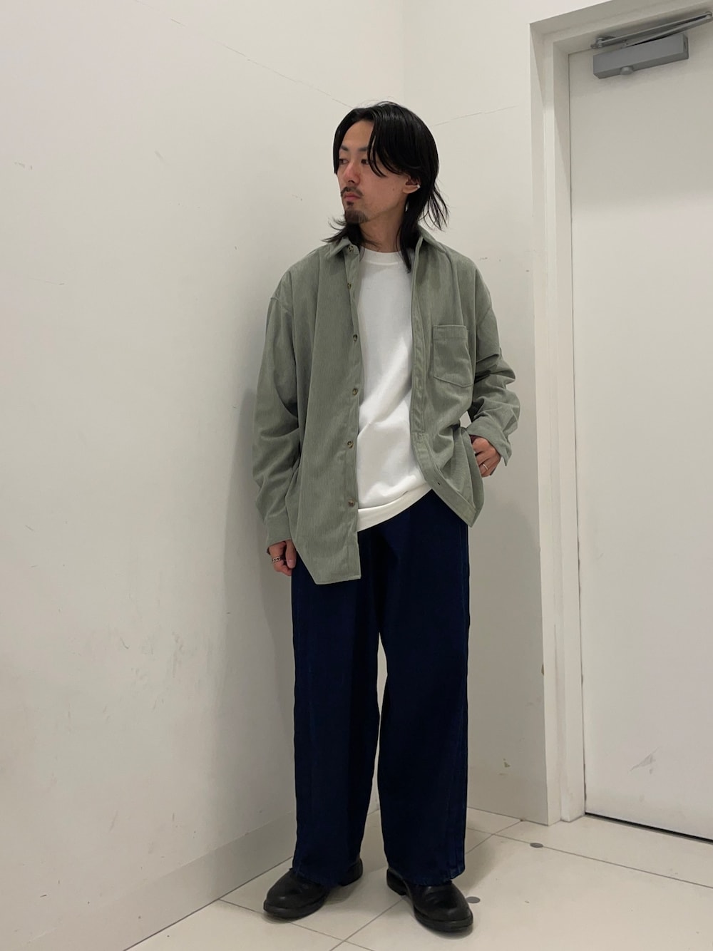 グリーン系のシャツ/ブラウス、ブルー系のデニムパンツを着用したメンズの秋コーディネートの1枚目の写真