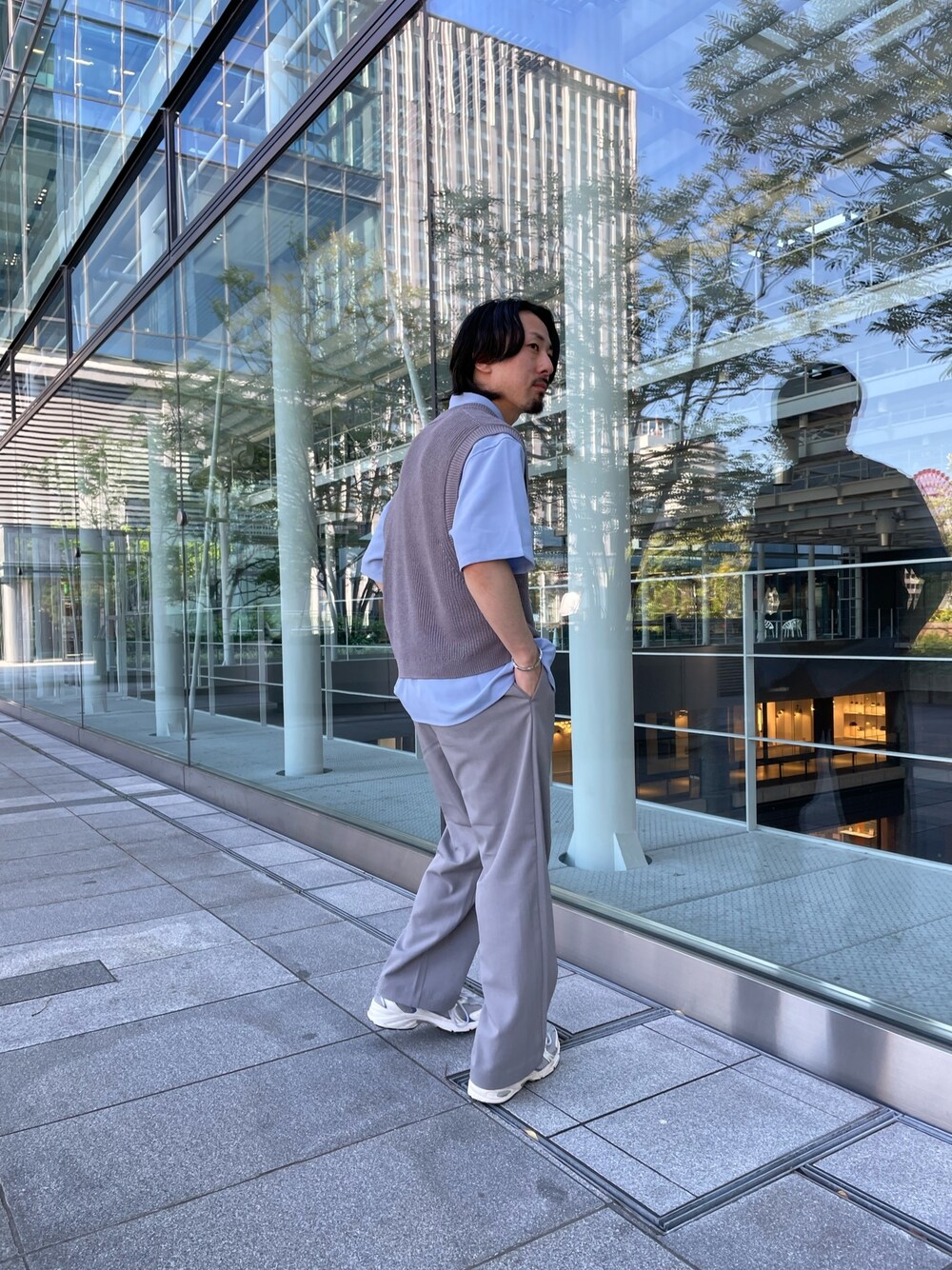 グレー系のスラックス、ブルー系のシャツ/ブラウス、グレー系のベストを着用したメンズの夏コーディネートの1枚目の写真