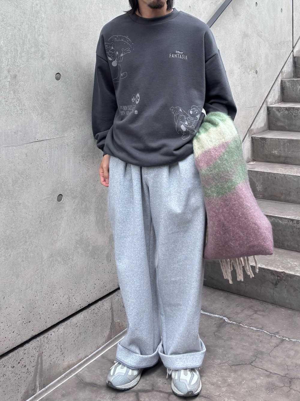 グレー系のスウェット、グレー系のその他パンツ、グリーン系のマフラーを着用したメンズの冬コーディネートの1枚目の写真