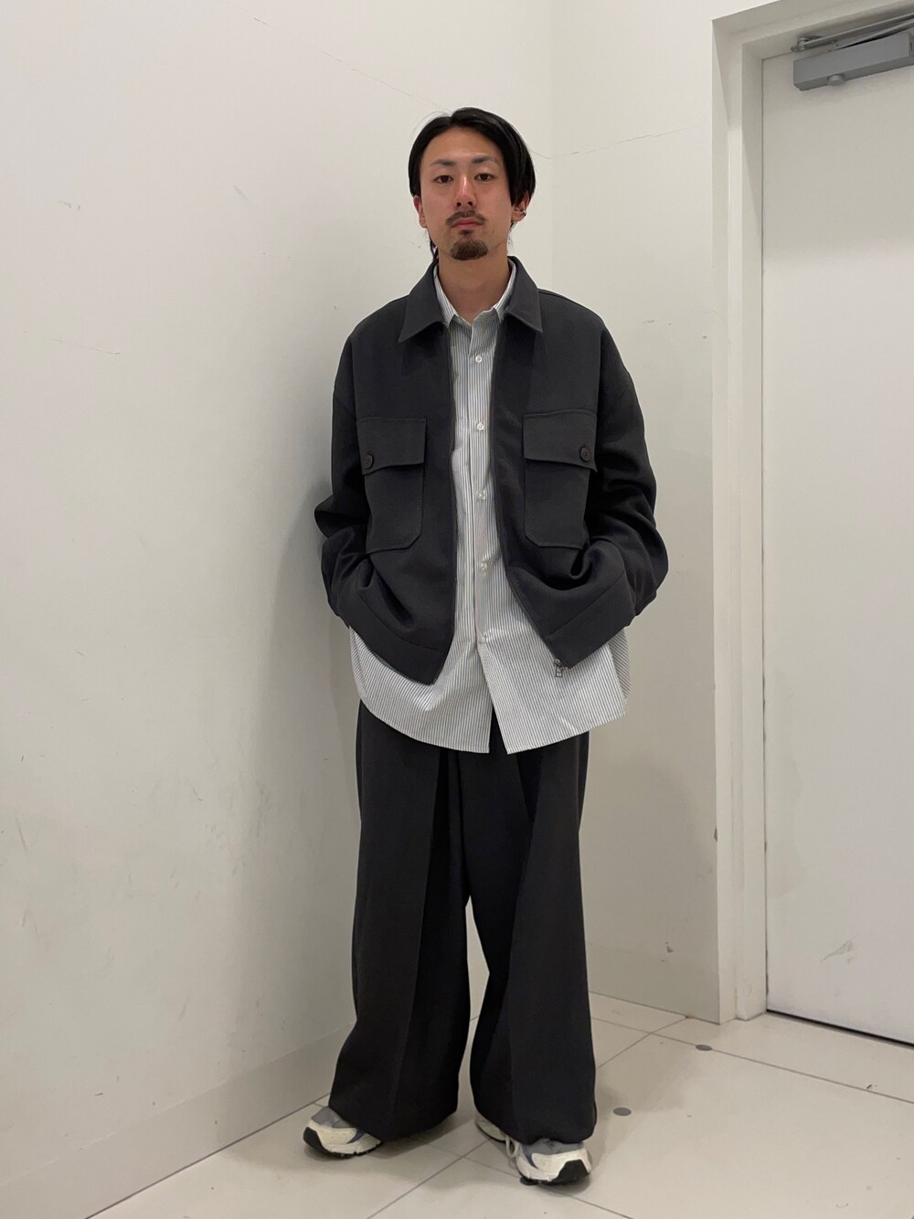 グレー系のその他パンツ、グレー系のブルゾンを着用したメンズの秋コーディネートの1枚目の写真
