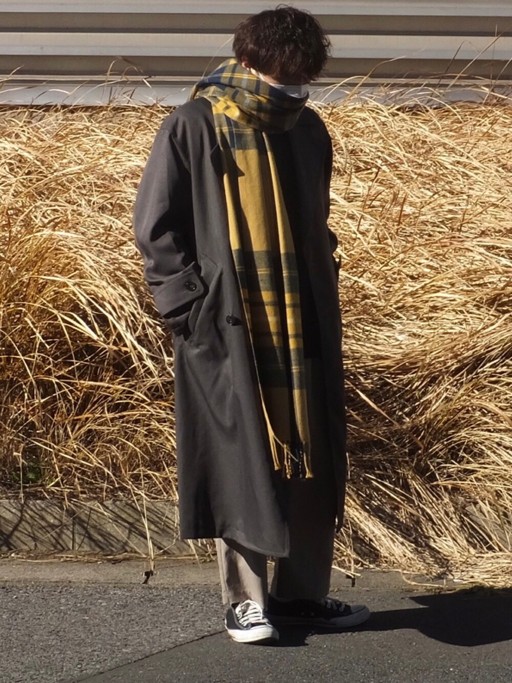 「キレイめ、グレー、トレンチコート、マフラー、コンバース、チョコ色に染まれ」｜「WYM LIDNMの【WYM LIDNM】MINIMAL WIDE TRENCH COAT（トレンチコート、グレー系）」を使った、コータさん（メンズ・163cm）の冬コーディネートの1枚目の写真
