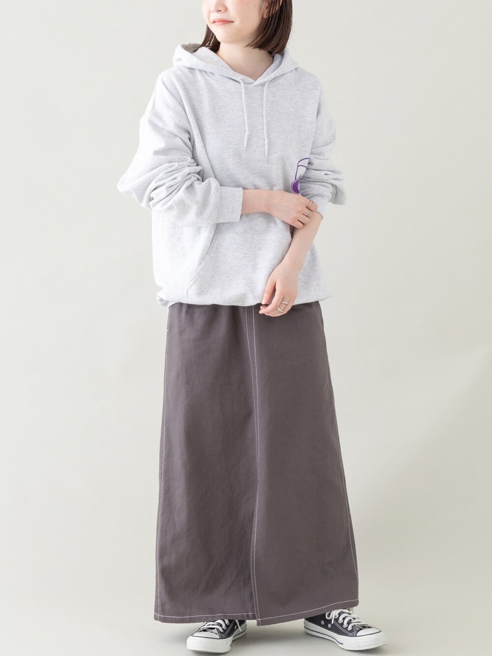 「秋服コーデ、ビッグシルエット、スウェット、秋コーデ、ロングスカート、休日スタイル、秋冬コーデ、デニムスカート、パーカー、低身長、低身長コーデ、低身長女子、ワントーンコーデ、大きいサイズ、秋服」｜「SPALDINGのSPALDING/ロゴフーディー（パーカー、グレー系）」を使った、fujiさん（レディース・154cm）の秋コーディネートの1枚目の写真