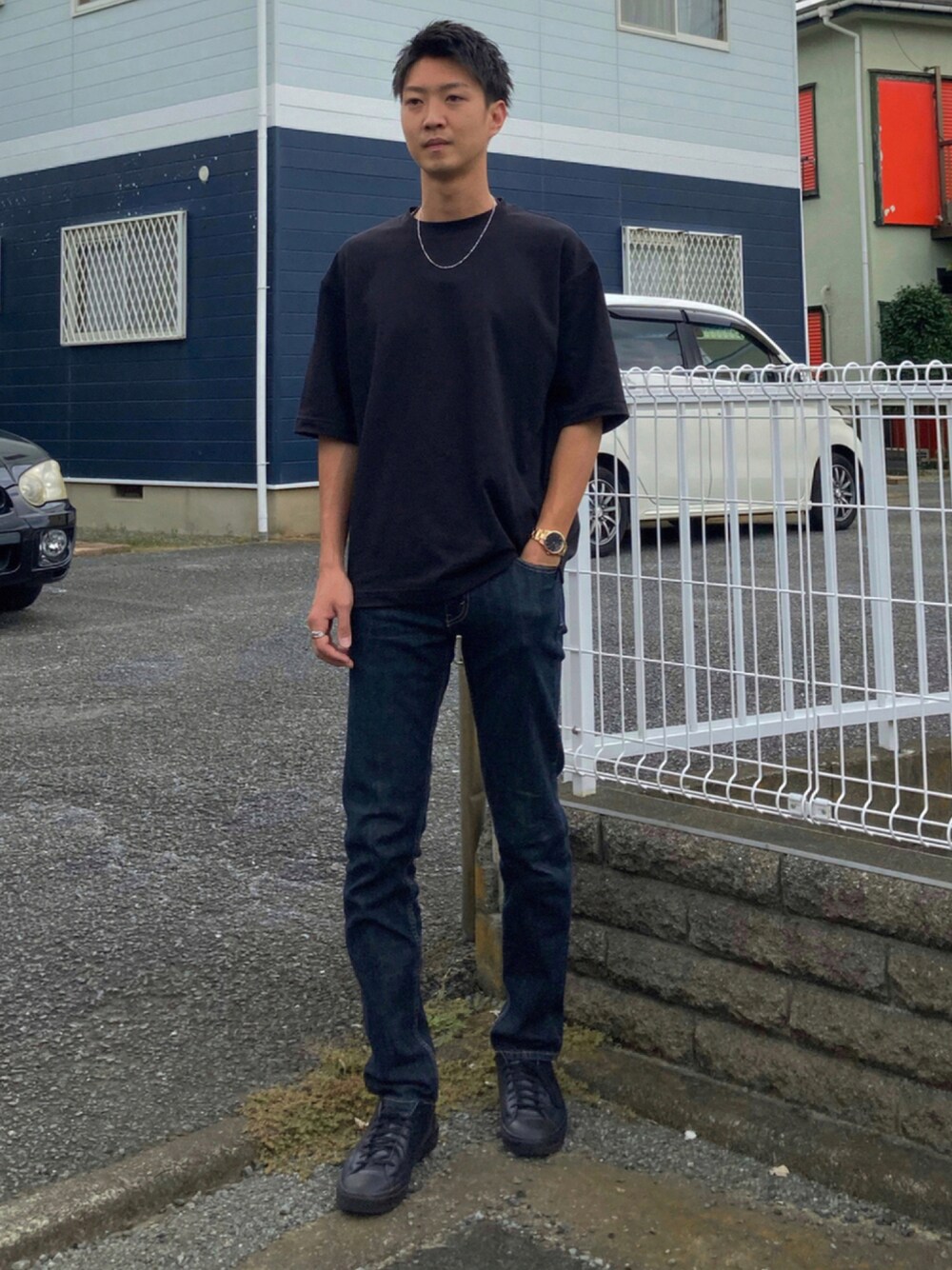 「デニム、コンバース、ビッグシルエット、ブラック、Tシャツ、UNIQLO、モノトーン、プチプラ、きれいめカジュアル、秋コーデ、革靴、スニーカー、デニムパンツ、Levi's、大人カジュアル」｜「UNIQLOのエアリズムコットンオーバーサイズTシャツ（5分袖）（Tシャツ/カットソー、ブラック系）」を使った、gomiさん（メンズ・176cm）の秋コーディネートの1枚目の写真