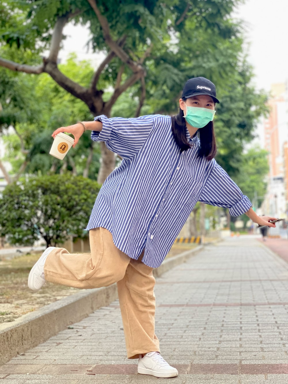 「ootd、休閒、oversize、男友風、supreme、wewe_coffee、コーヒー、coffee」｜「Supreme のアイテム（キャップ、ブラック系）」を使った、瑋瑋WEWEさん（レディース・156cm）の秋コーディネートの1枚目の写真