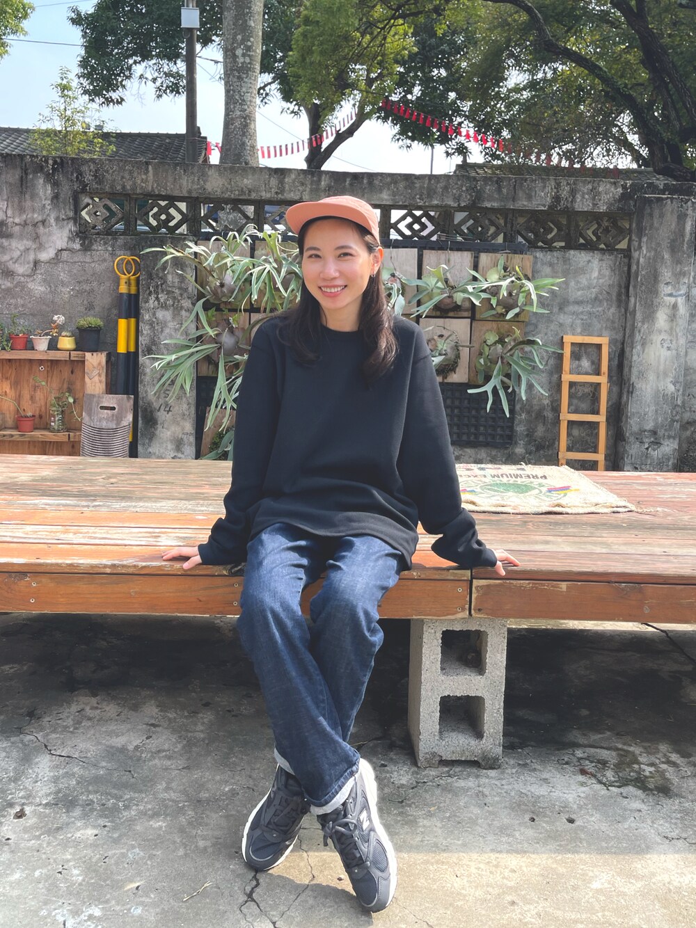 「光復新村、ootd、街頭穿搭、休閒、男友風」｜「WILD THINGSのアイテム（その他トップス、ブルー系）」を使った、瑋瑋WEWEさん（レディース・156cm）の春コーディネートの1枚目の写真