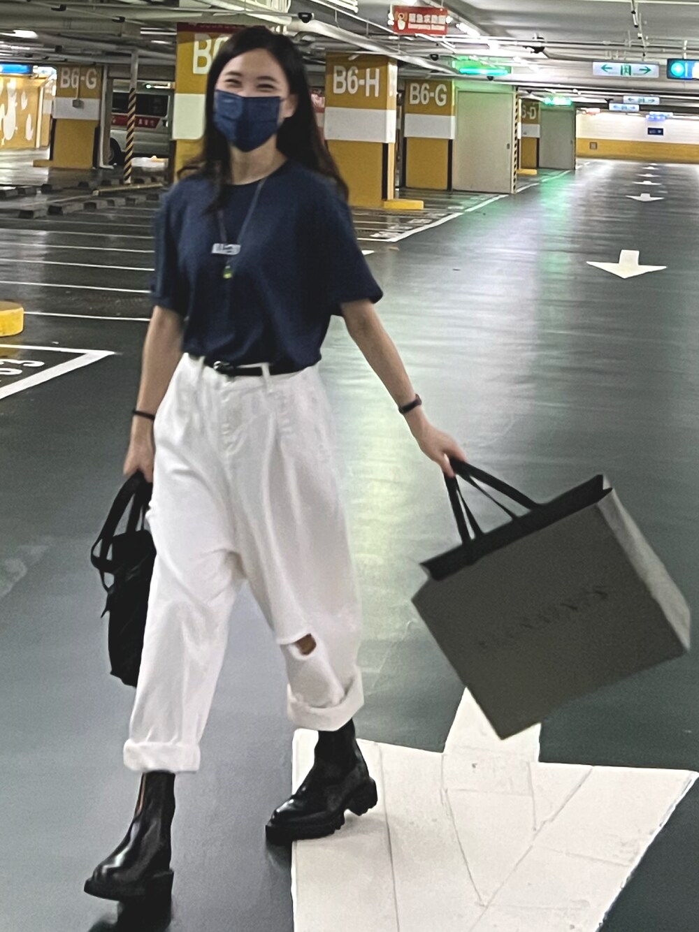 「街頭穿搭、ootd、夏、休閒」｜「ALLSAINTSのアイテム（Tシャツ/カットソー、ブルー系）」を使った、瑋瑋WEWEさん（レディース・156cm）の夏コーディネートの1枚目の写真