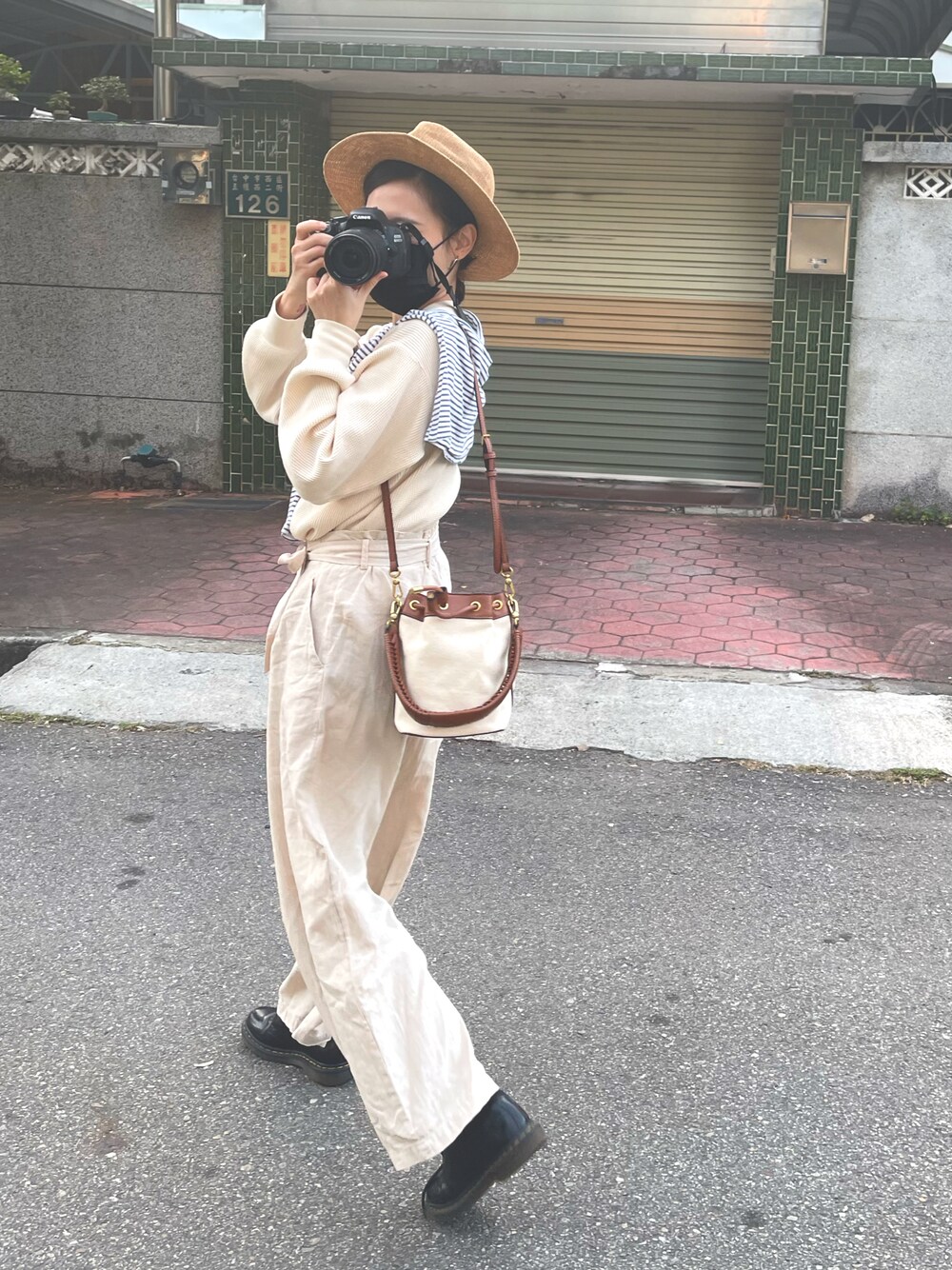 「ootd、街頭穿搭、休閒、秋コーデ」｜「E-WEARのアイテム（チノパンツ、ベージュ系）」を使った、瑋瑋WEWEさん（レディース・156cm）の秋コーディネートの1枚目の写真