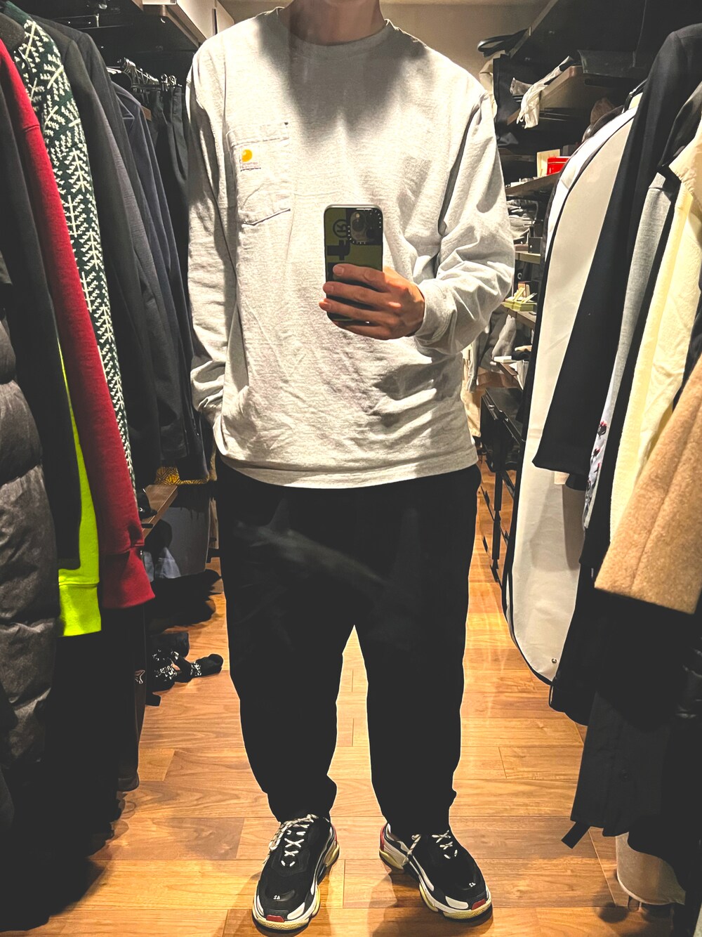 「CarharttのCarhartt/カーハート WORKER POCKET LS T-SHIRTS ロングスリーブT ビッグ シルエット 長袖 ロンT（Tシャツ/カットソー、グレー系）」を使った、T.O. さん（メンズ・181cm）の春コーディネートの1枚目の写真