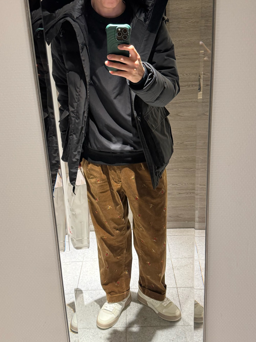 「BEAMS PLUSの2プリーツ コーデュロイ ライク オン スキーヤー プリント エンブロイダリー トラウザーズ（その他パンツ、ブラウン系）」を使った、T.O. さん（メンズ・181cm）の冬コーディネートの1枚目の写真