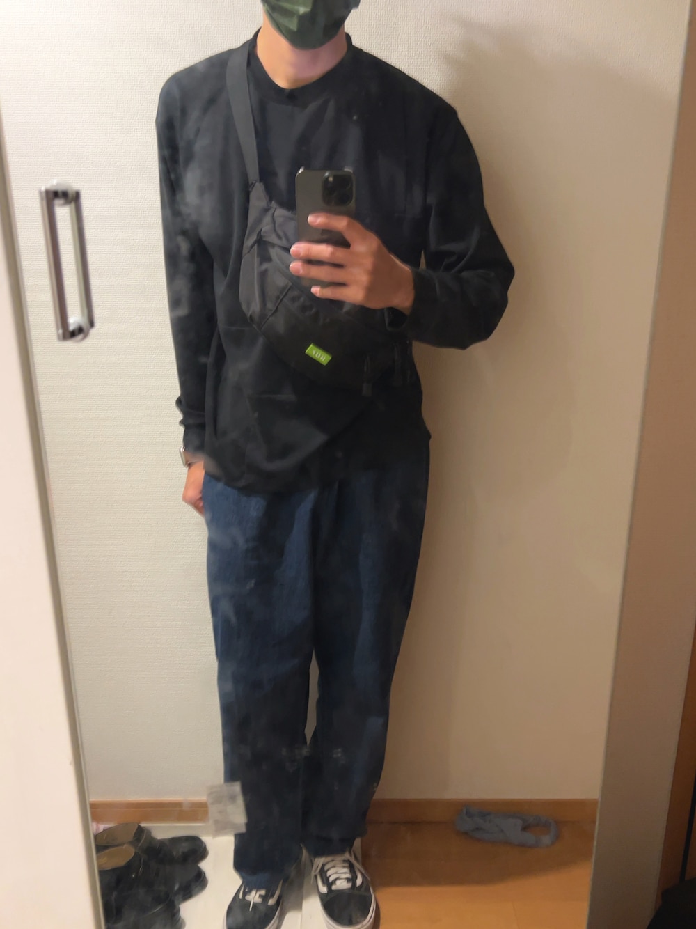 「GUのアイテム（デニムパンツ、ブルー系）」を使った、T.O. さん（メンズ・181cm）の秋コーディネートの1枚目の写真