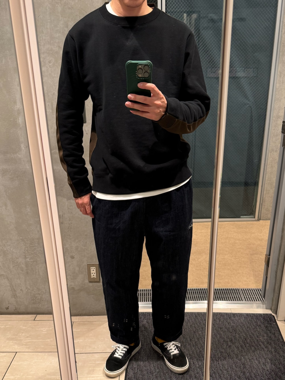「SOPHNET.のSWITCHING COLOR CREWNECK SWEAT（スウェット、ブラック系）」を使った、T.O. さん（メンズ・181cm）の冬コーディネートの1枚目の写真