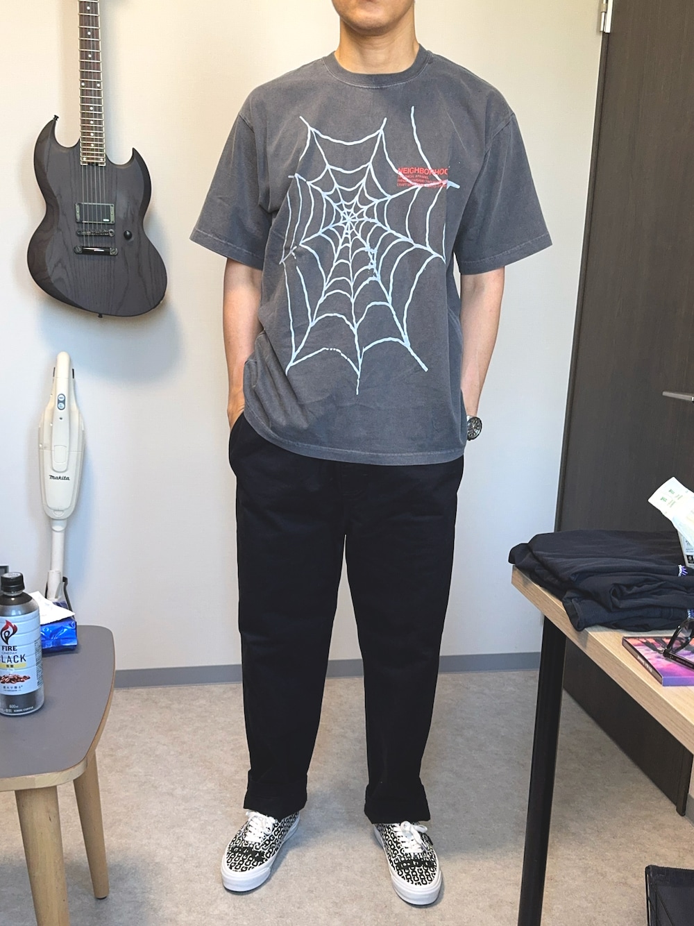 「NEIGHBORHOODのアイテム（Tシャツ/カットソー、グレー系）」を使った、T.O. さん（メンズ・181cm）の夏コーディネートの1枚目の写真