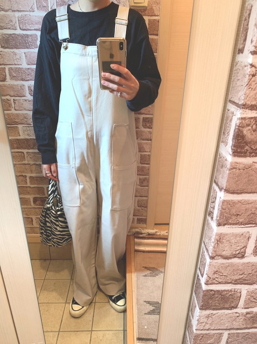 「コンバース、カジュアル、シンプル、サロペット、オーバーオール、モノトーン、スニーカーコーデ、ootd、シンプルコーデ、モノトーンコーデ、ゆるコーデ、ラクチンコーデ、オトナカジュアル」｜「LOWRYS FARMのハンドルツキキンチャクＢＡＧ（バッグ、ブラック系）」を使った、azuuuさん（レディース・160cm）の秋コーディネートの1枚目の写真
