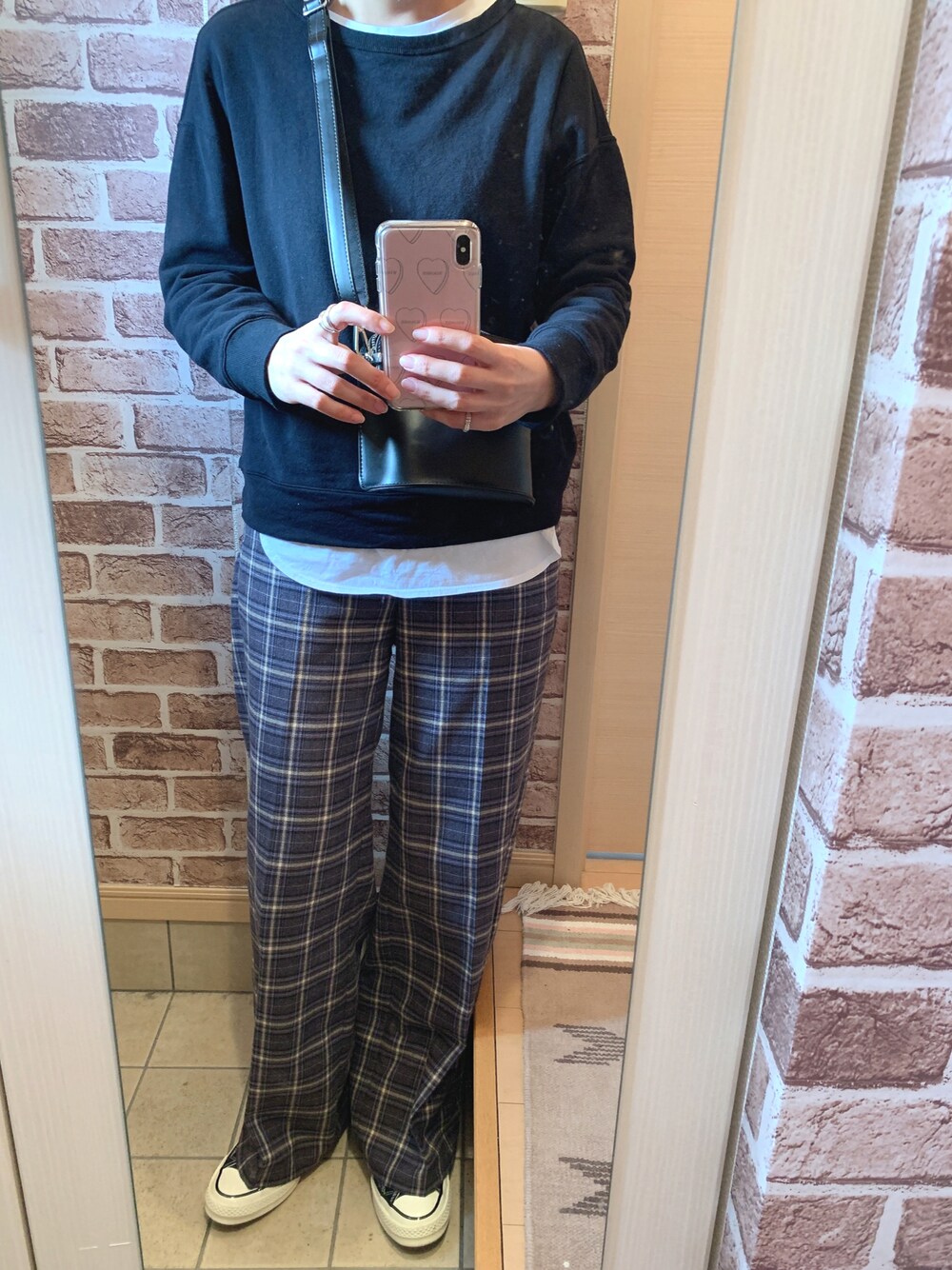 「スニーカー、コンバース、UNIQLO、GU、チェックパンツ、プチプラ、ootd、シンプルコーデ、プチプラコーデ、カジュアルコーデ、パンツコーデ、ゆるコーデ、ラクチンコーデ、CT70s」｜「GUのアイテム（パンツ、パープル系）」を使った、azuuuさん（レディース・160cm）の秋コーディネートの1枚目の写真