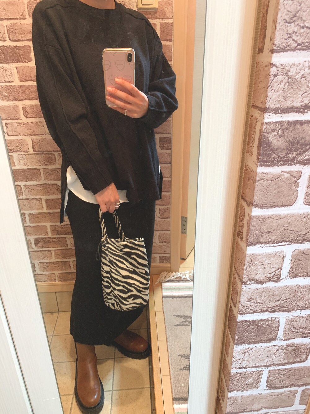 「秋コーデ、秋のコーデ、セットアップ、シンプル、シンプルコーデ、モノトーン、黒、ニットアップ、ootd、今日のコーデ」｜「ZARAのアイテム（ブーツ、ブラウン系）」を使った、azuuuさん（レディース・160cm）の秋コーディネートの1枚目の写真