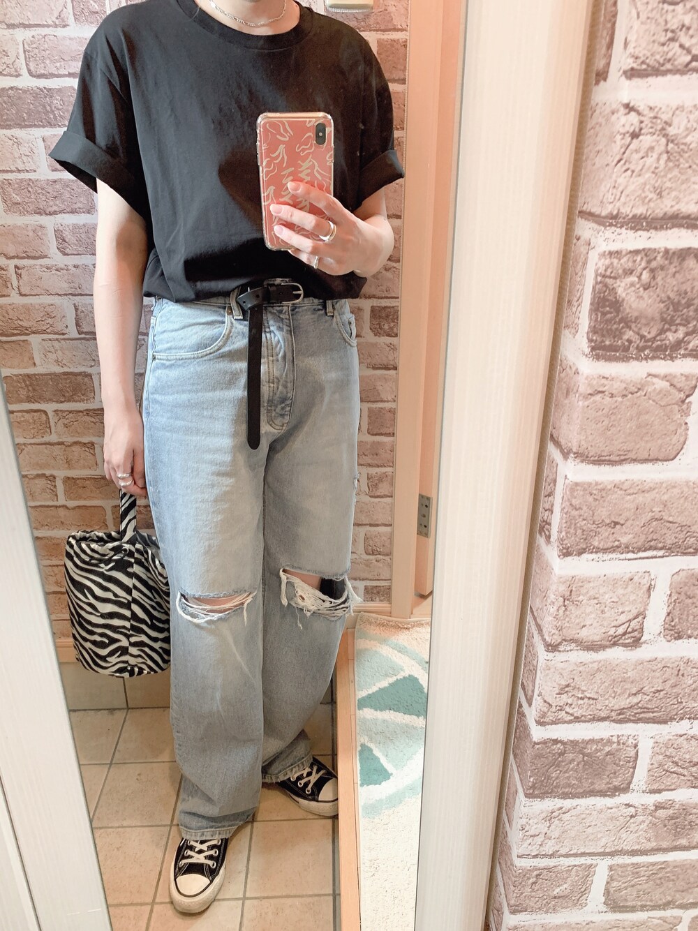 「カジュアル、シンプル、ブラック、デニム、デニムパンツ、コンバース、スニーカー、シンプルコーデ、ootd、カジュアルコーデ、今日のコーデ、まだまだ暑い」｜「CONVERSEのCONVERSE "CANVAS ALL STAR J OX W" スニーカー（スニーカー、ブラック系）」を使った、azuuuさん（レディース・160cm）の夏コーディネートの1枚目の写真
