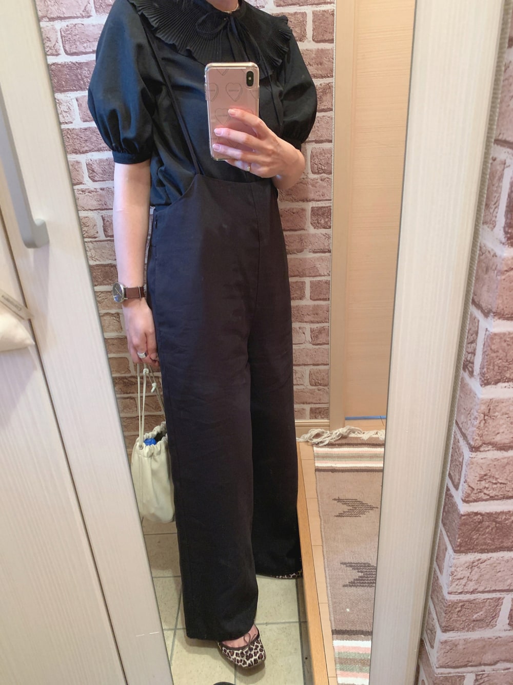 「ブラウス、シンプル、ワントーンコーデ、ブラックコーデ、黒、フラットシューズ、GU、バレエシューズ、パンツスタイル、ootd、プチプラコーデ、サスペンダーパンツ、オトナ女子」｜「LOWRYS FARMのキャシャサスツキパンツ　932871（その他パンツ、ブラック系）」を使った、azuuuさん（レディース・160cm）の秋コーディネートの1枚目の写真