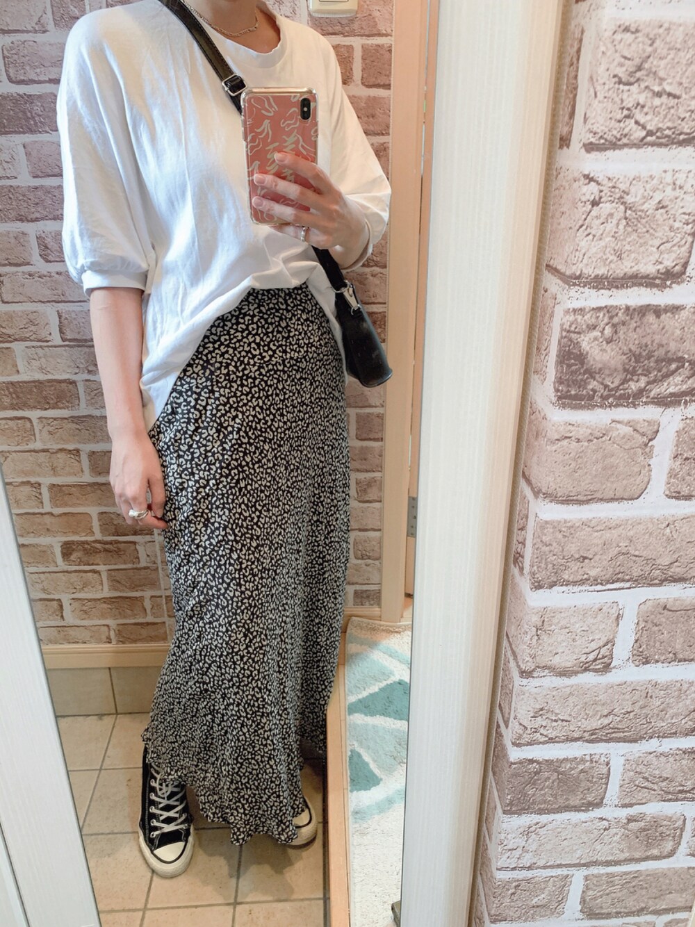 「シンプル、モノトーンコーデ、モノトーン、シンプルコーデ、スニーカー、ootd、コンバース、レオパード、プチプラ、プチプラコーデ、大人カジュアル、オトナ女子」｜「CONVERSEのCONVERSE  コンバース CANVAS ALL STAR J HI  キャンバスオールスター J　ハイ  32067961  BLACK（スニーカー、ブラック系）」を使った、azuuuさん（レディース・160cm）の秋コーディネートの1枚目の写真