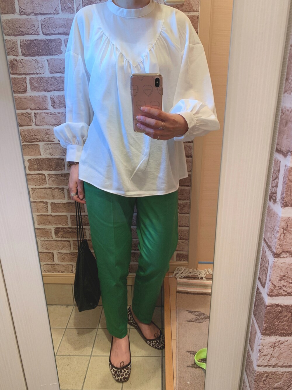 「ブラウス、シンプル、グリーン、フラットシューズ、GU、プチプラ、パンツスタイル、ootd、シンプルコーデ、お仕事コーデ、今日のコーデ」｜「Demi-Luxe BEAMSのSPELTA / SOLE 別注 レオパード バレエシューズ（バレエシューズ、その他）」を使った、azuuuさん（レディース・160cm）の秋コーディネートの1枚目の写真