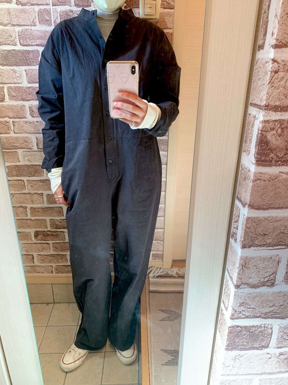 「コンバース、シンプル、秋のコーデ、黒、大人カジュアル、つなぎ、コンビネゾン、ootd、シンプルコーデ、今日のコーデ、シルバーアクセサリー、オトナカジュアル、シルバーリング、秋コーデ」｜「CONVERSEのconverse コンバース CANVAS ALL STAR J HI キャンバス オールスター J ハイ 14FW WHITE（スニーカー、ホワイト系）」を使った、azuuuさん（レディース・160cm）の秋コーディネートの1枚目の写真